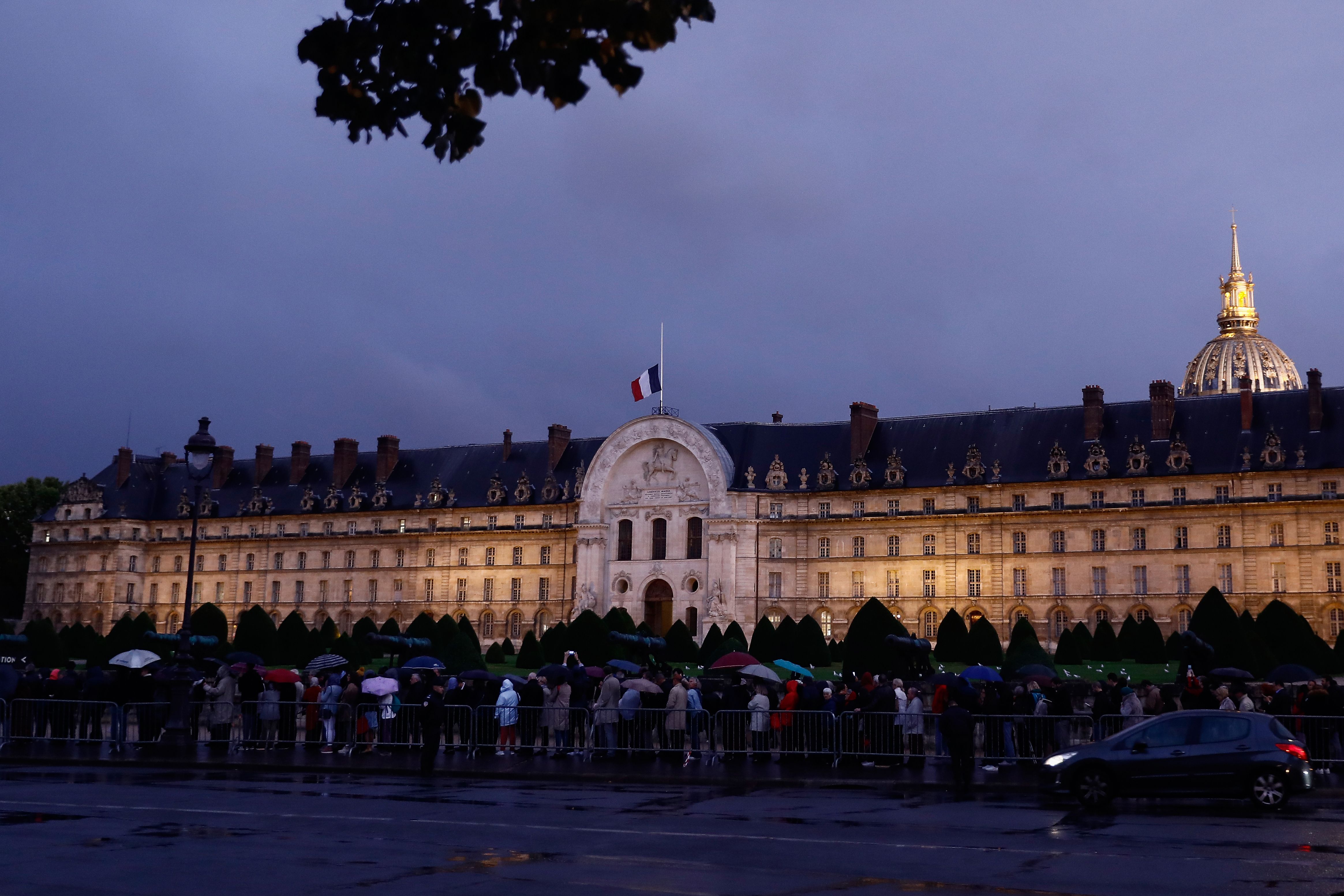 Warga Prancis mengantre untuk memberikan penghormatan terakhir untuk mendiang Presiden Jacques Chirac