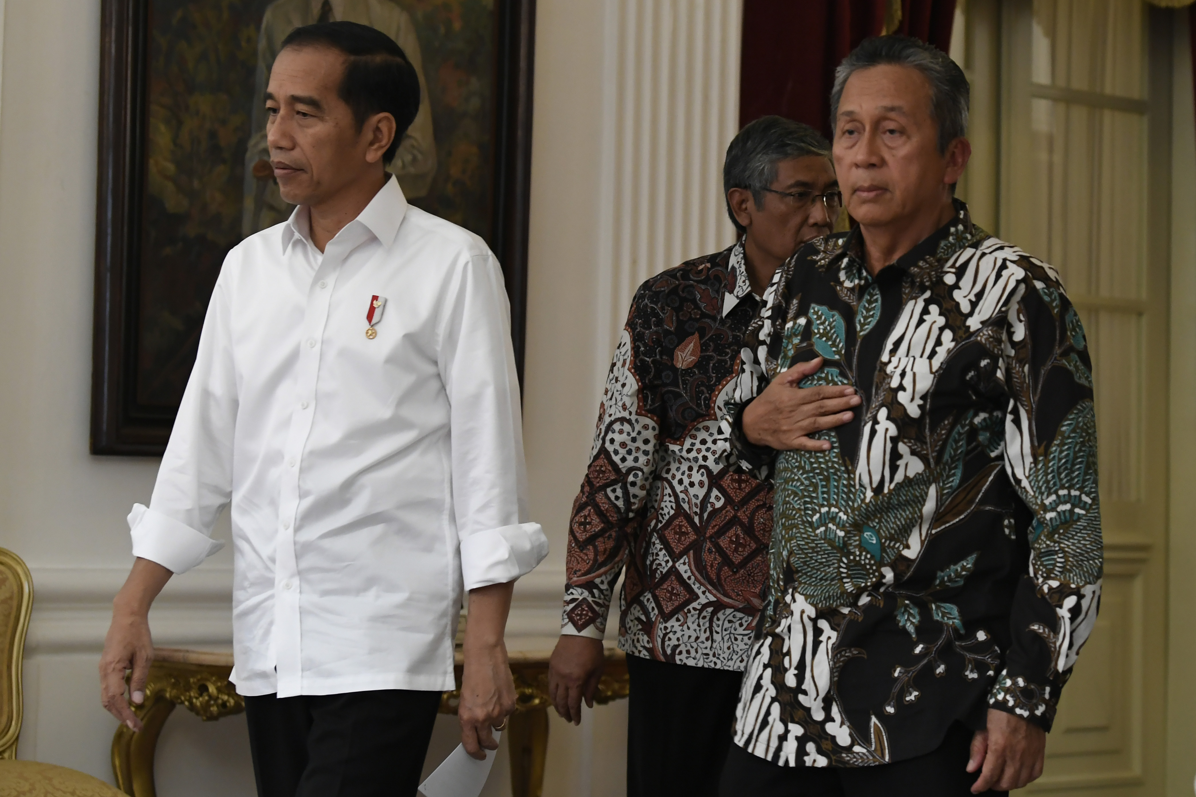 Ketua Badan Pemeriksa Keuangan Moermahadi Soerja Djanegara (kanan) bersama Presiden Joko Widodo (kiri)