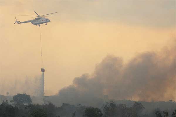 Helikopter BNPB melakukan water bombing pada kebakaran lahan di Kawasan Handil Bakti, Kabupaten Barito Kuala, Kalimantan Selatan, (22/9).