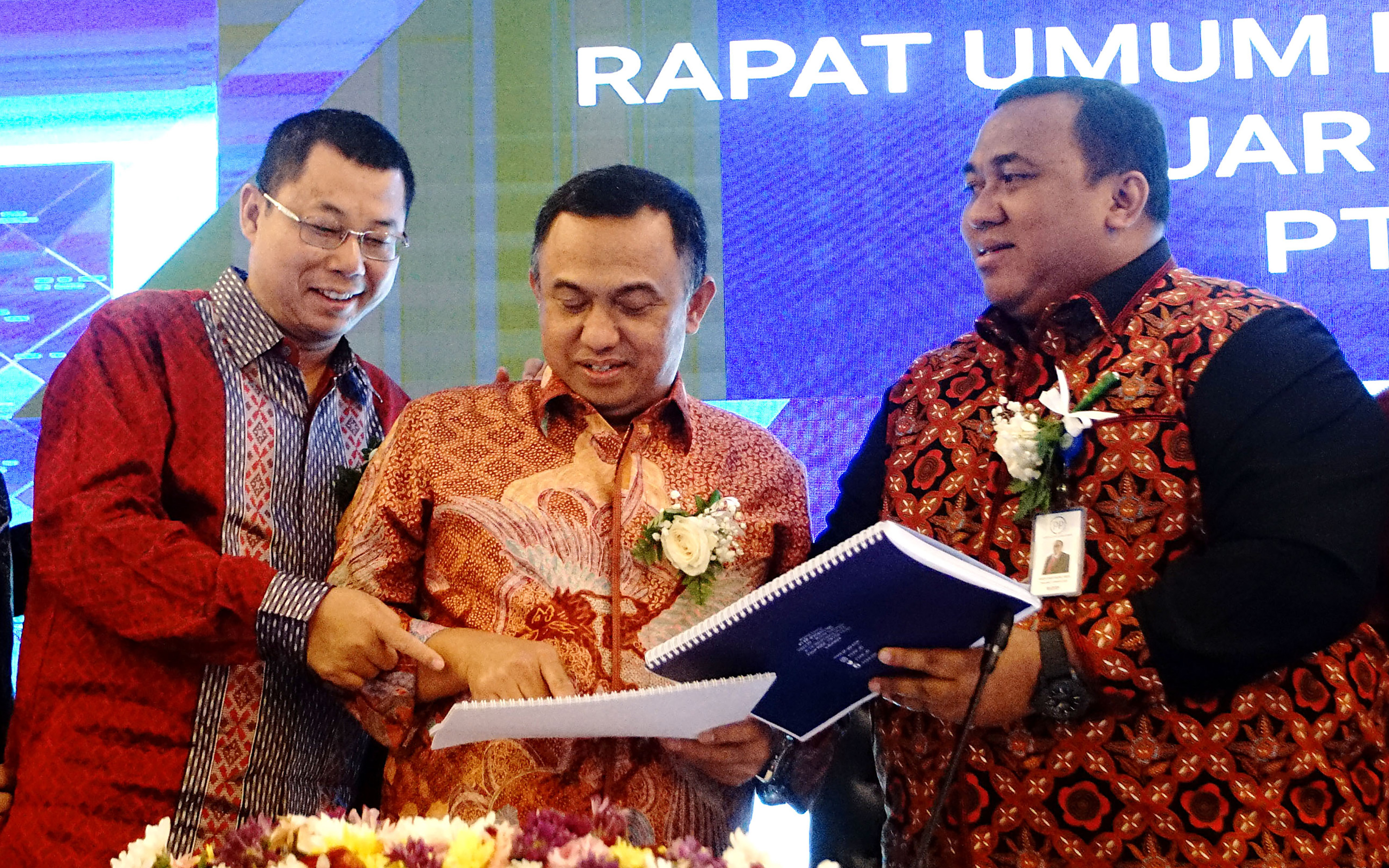 Direktur Utama PT PP (Persero) Tbk (PTPP) Lukman Hidayat (tengah).