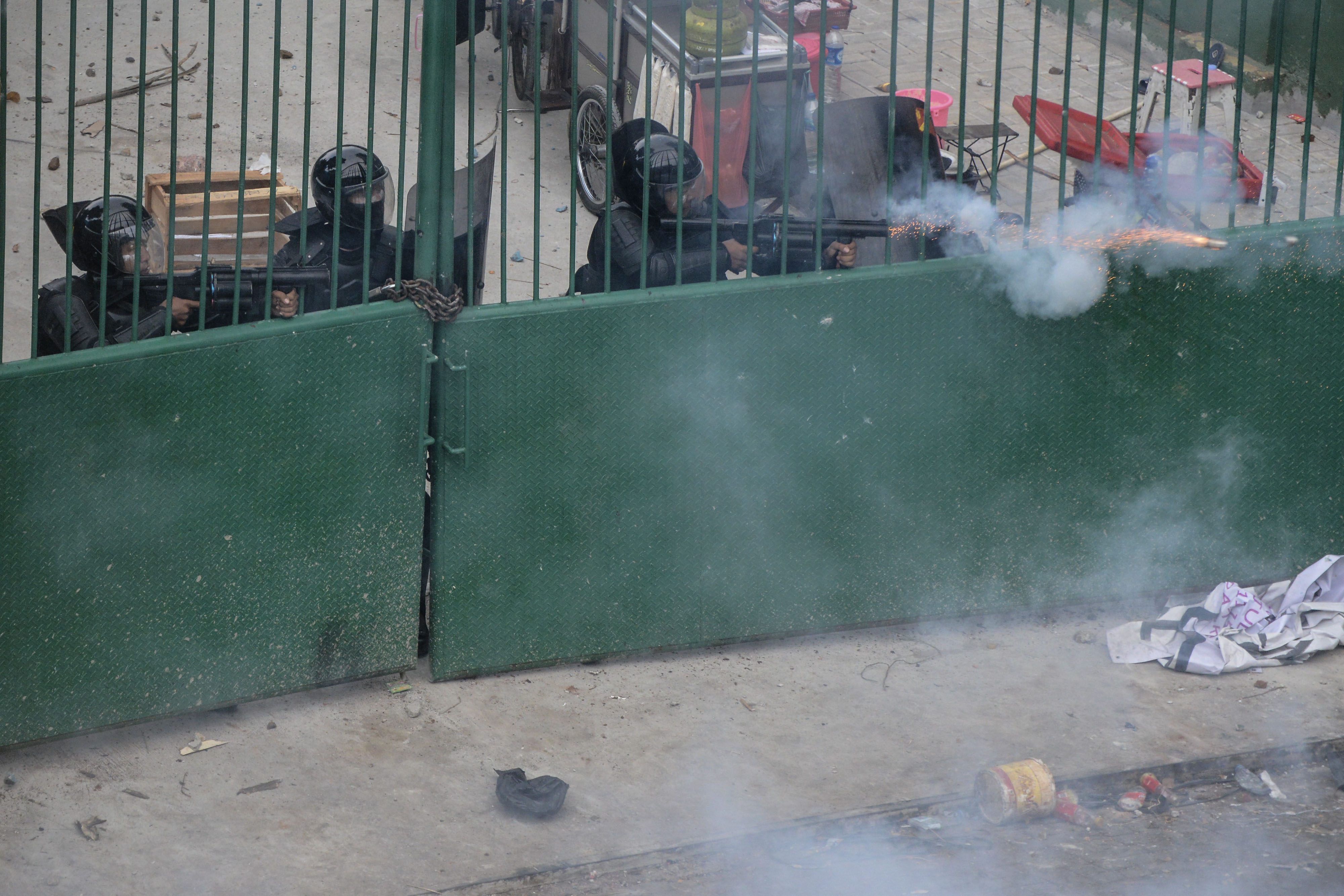  Petugas Kepolisian menembakkan gas air mata saat unjuk rasa menentang UU KPK hasil revisi dan RKUHP, yang berujung ricuh di Palmerah