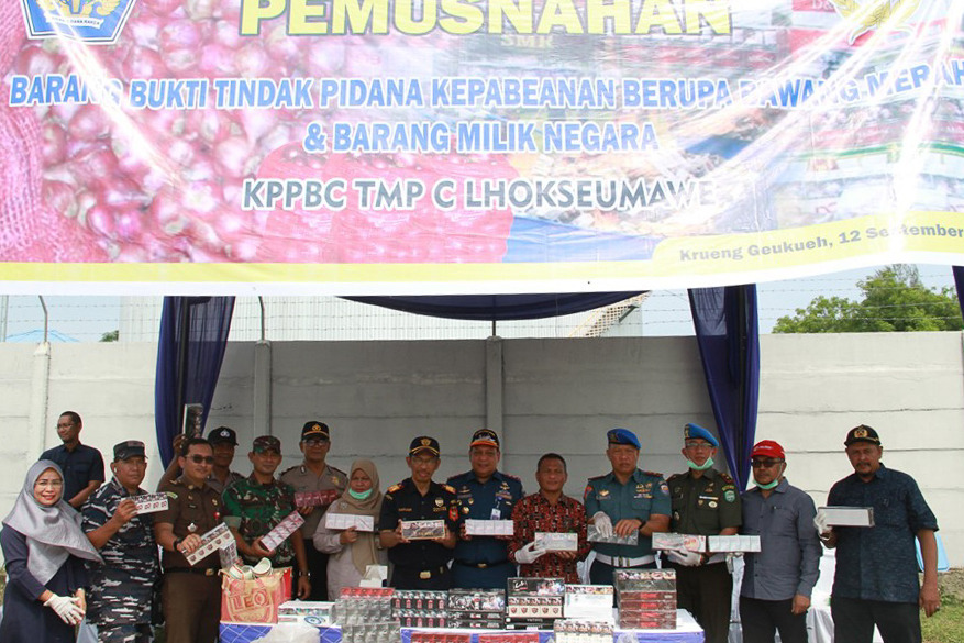 Pemusnahan barang ilegal oleh Bea Cukai Lhokseumawe, Aceh.