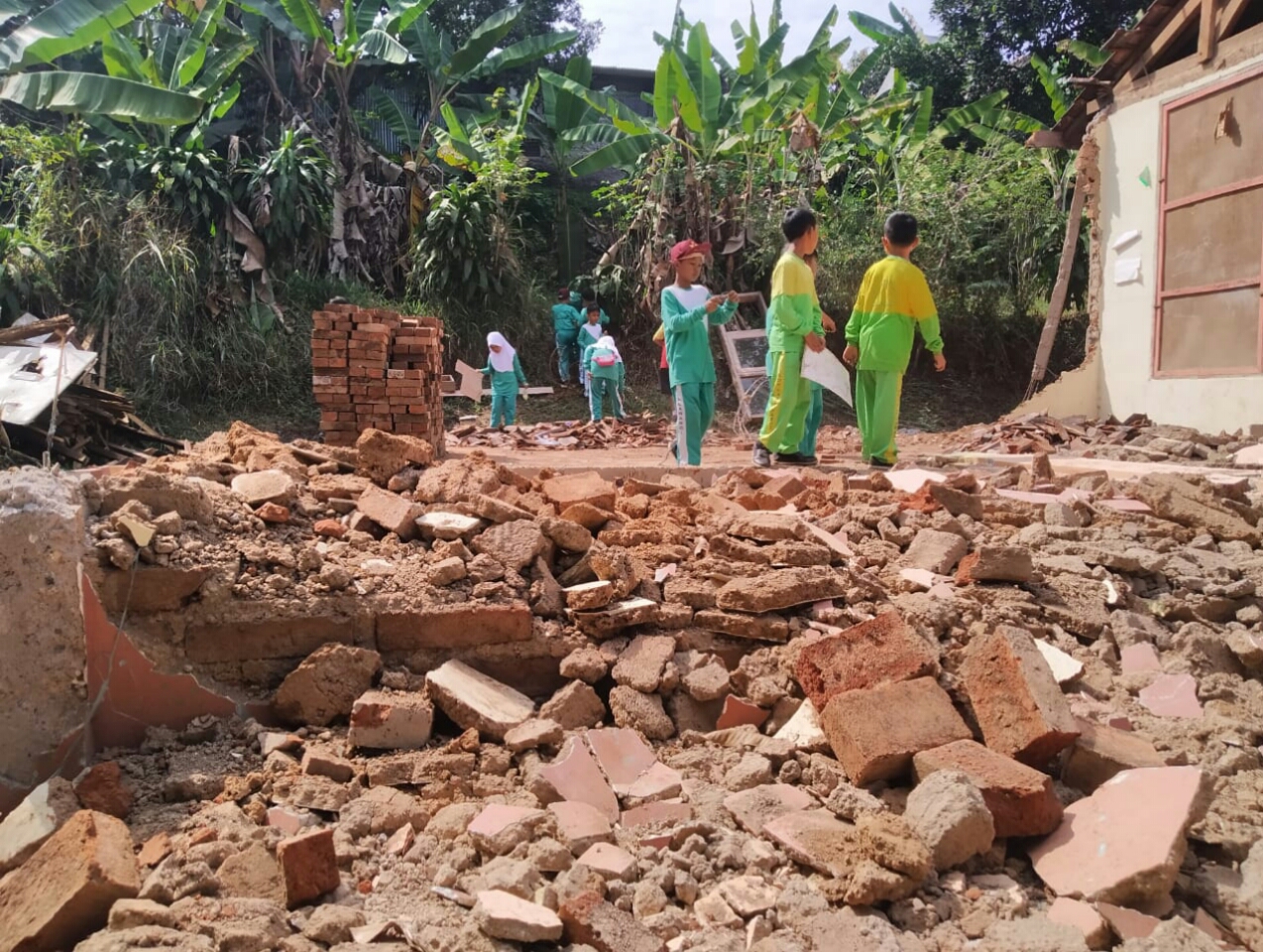 Sejumlah siswa SDN Pancawangi di Kabupaten Cianjur, Jawa Barat, sedang bermain di sekitar ruang kelas mereka yang ambruk.