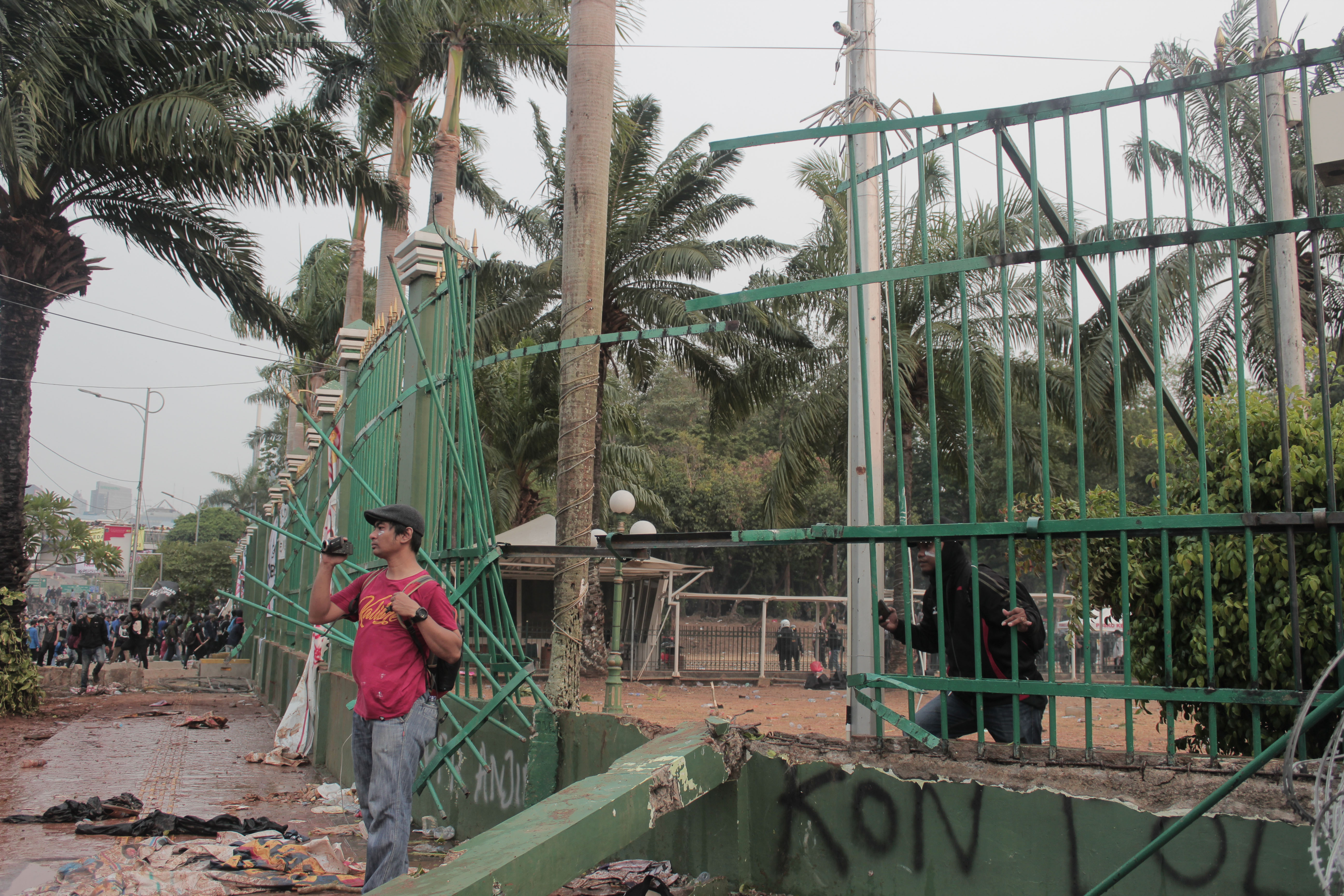 Massa merusak pagar DPR saat demonstrasi menolak RUU kontroversial