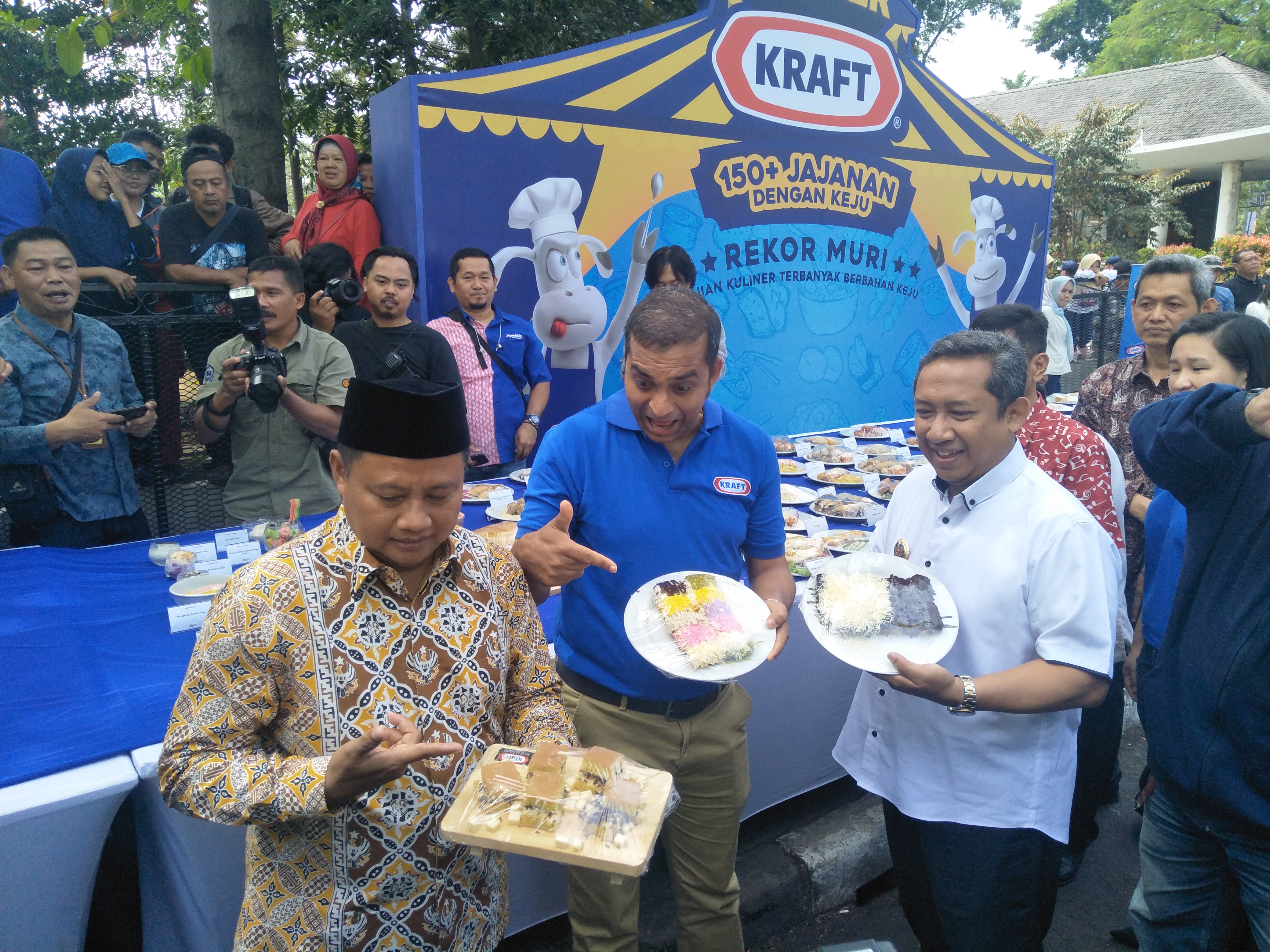 Wakil Gubernur Jabar Uu Ruzhanul Ulum mendorong pengusaha kuliner di Jabar untuk lakukan sertifikasi halal, Sabtu (7/9).