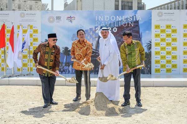Kepala Badan Ekonomi Kreatif Triawan Munaf (kedua kiri) persiapan peletakan batu pertama paviliun Indonesia untuk World Dubai Expo 2020