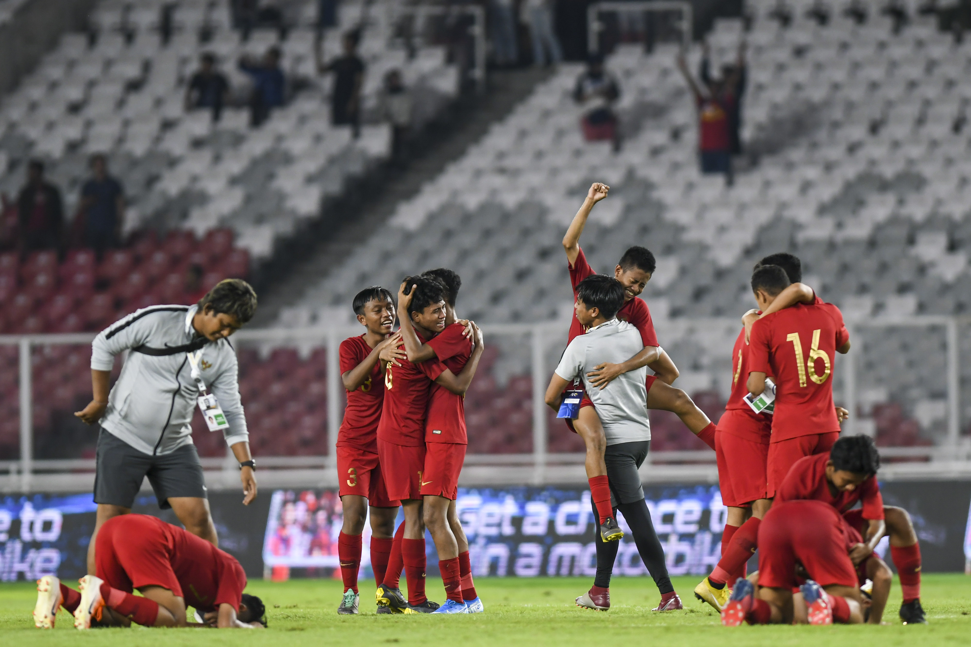 Ekspresi pemain timnas U-16 Indonesia selepas laga kualifikasi Piala Asia U-16 melawan Tiongkok yang berakhir 0-0 di Stadion Utama GBK.