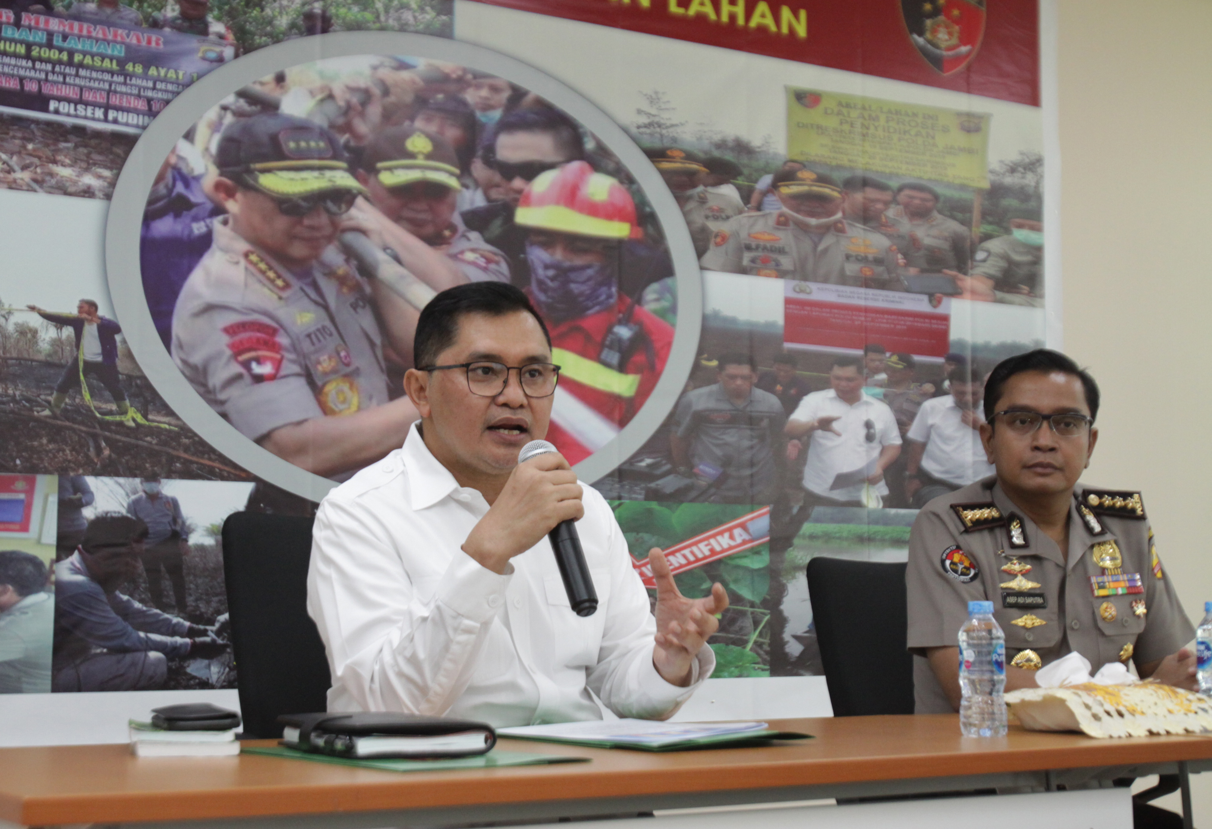 Direktur Tindak Pidana Tertentu Bareskrim Polri Brigjen Pol Muhammad Fadil Imran (kiri)