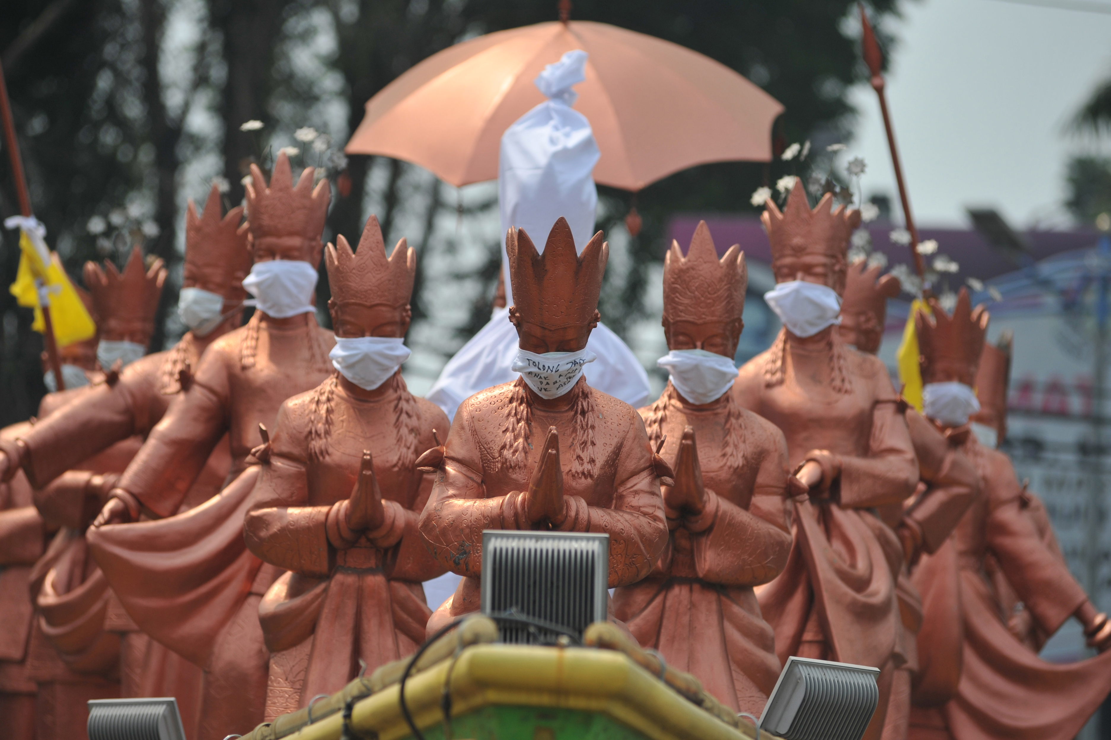 Patung Tari Sekapur Sirih dipasangi masker di Jambi sebagai bentuk protesnya terhadap persoalan kabut asap akibat karhutla di wilayah itu.