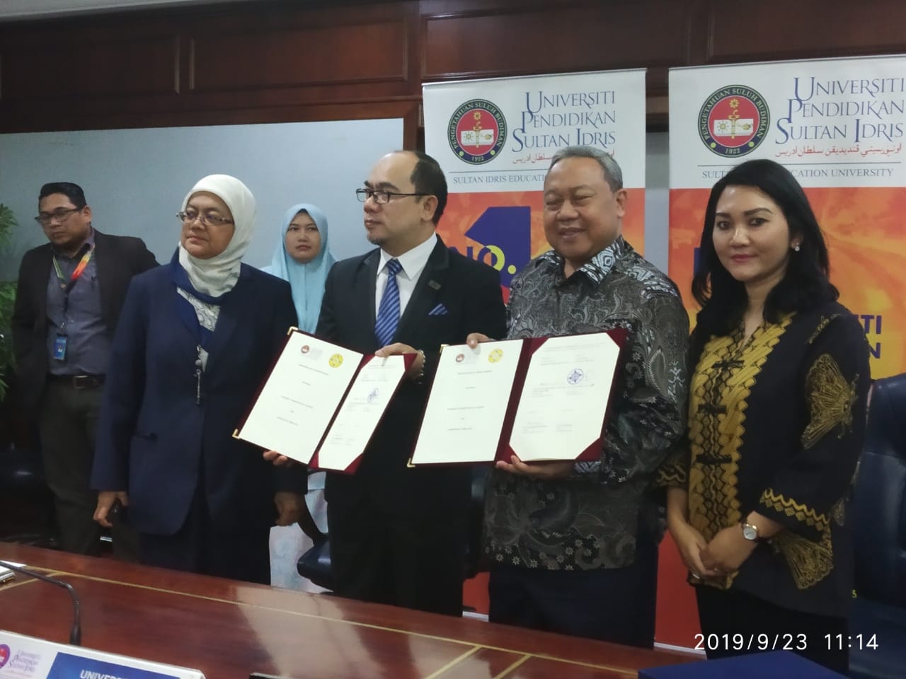 Rektor Unpam Dr Dayat Hidayat bersama Prof Dato' Dr Mohammad Shatar bin Saran, Vice Chancelor UPSI, usai penandatanganan MoU.