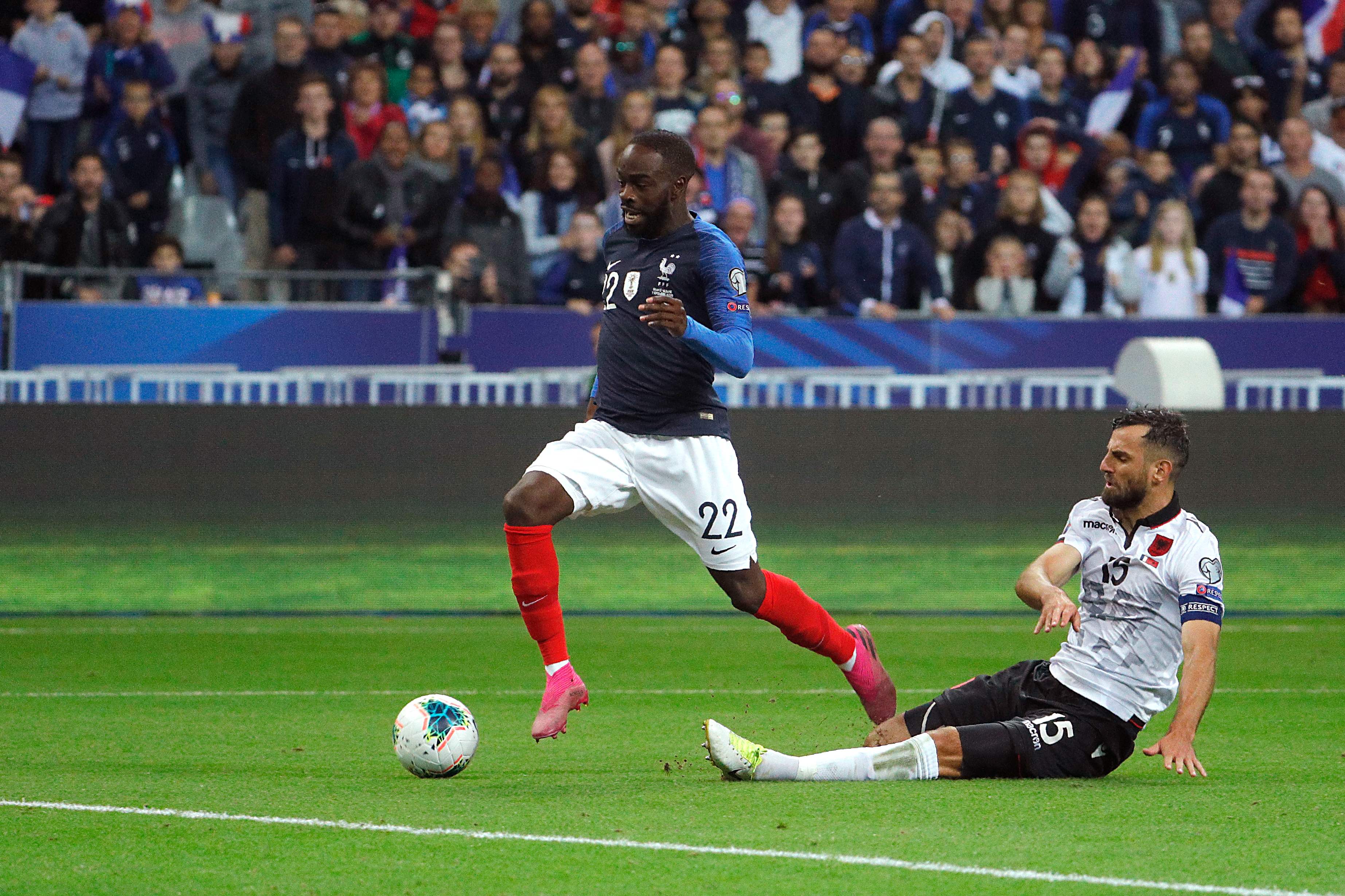 Jonathan Ikone (kiri)