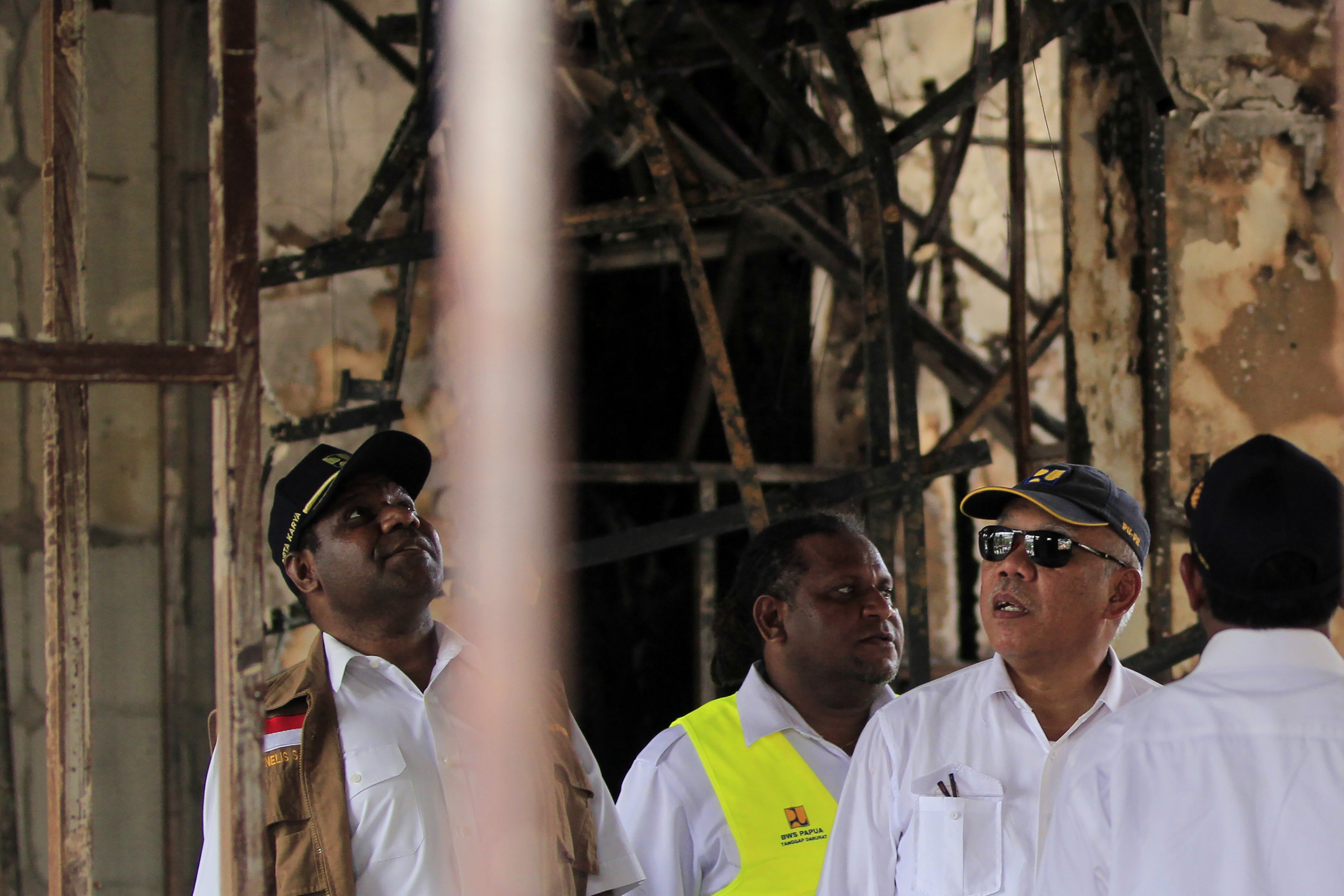 Menteri Pekerjaan Umum dan Perumahan Rakyat (PUPR) Basuki Hadimuljono (kanan) meninjau bangunan Grapari Telkomsel yang terbakar di Jayapura