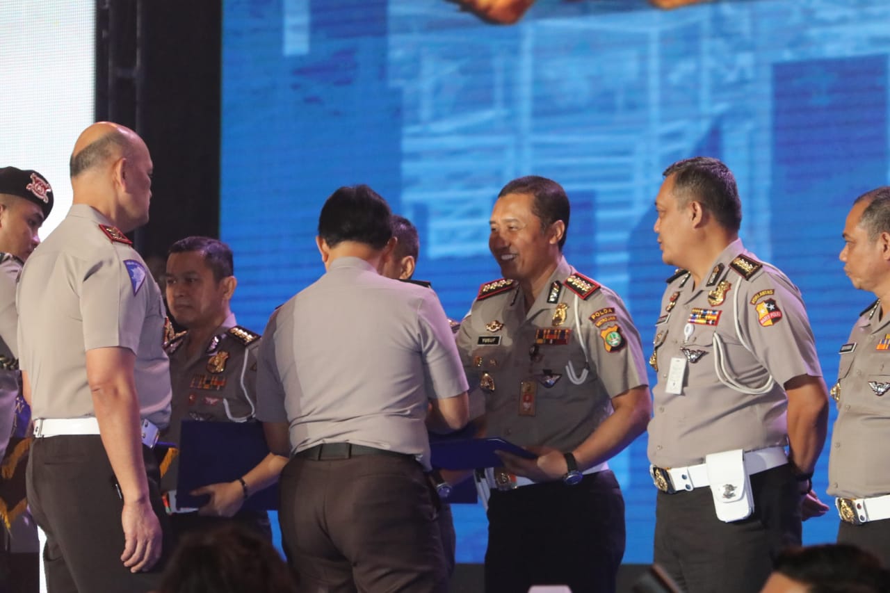 Kapolri Jenderal Tito Karnavian memberikan penghargaan pin emas kepada  Direktur Lalu Lintas Polda Metro Jaya, Kombes Yusuf, Minggu (22/9). 