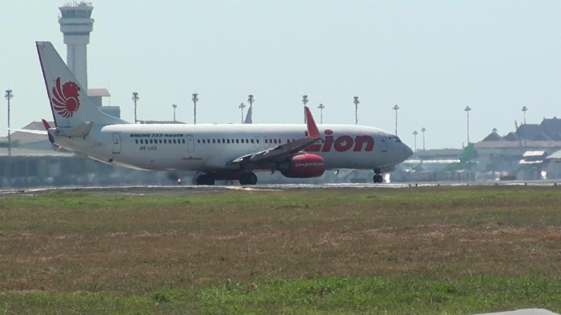 Sejumlah penerbangan dari Bandara Juanda Kabupaten Sidoarjo terdampak kabut asap yang terjadi di wilayah Kalimantan, Minggu (15/9).