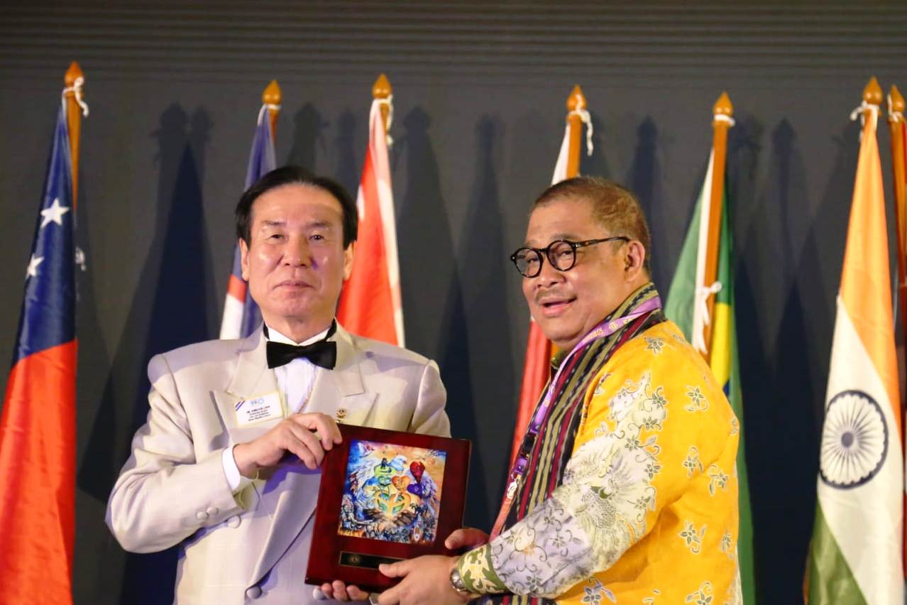 Sekjen Kemensos Hartono Laras (kanan) menerima plakat dari Presiden Lions Club Internasional Mr Jun Yul Choi.