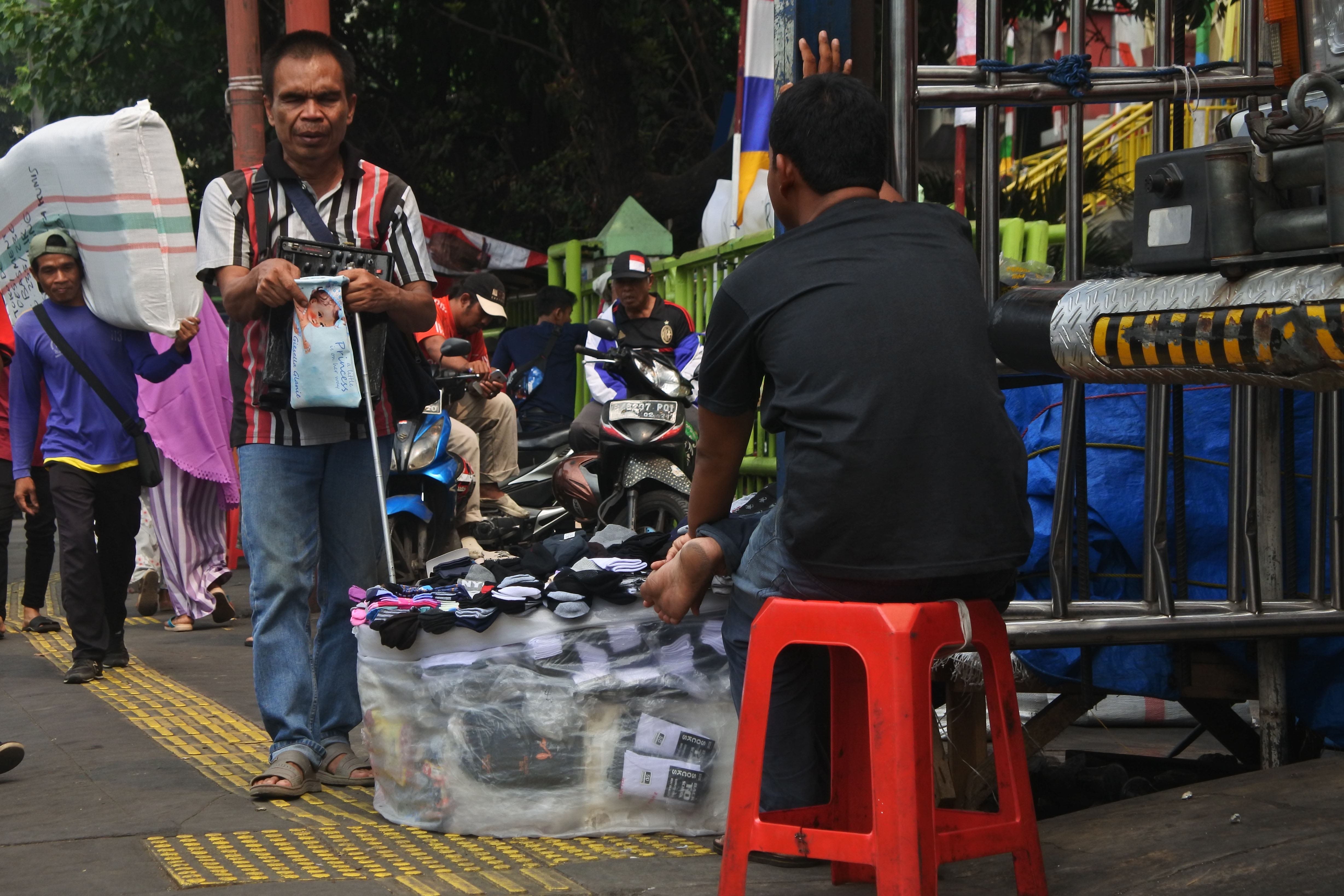 PKL berjualan di trotiar Tanah Abang