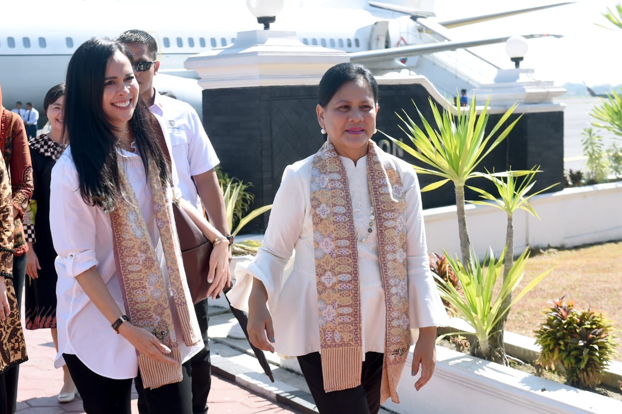 Ibu Negara Iriana (kanan)