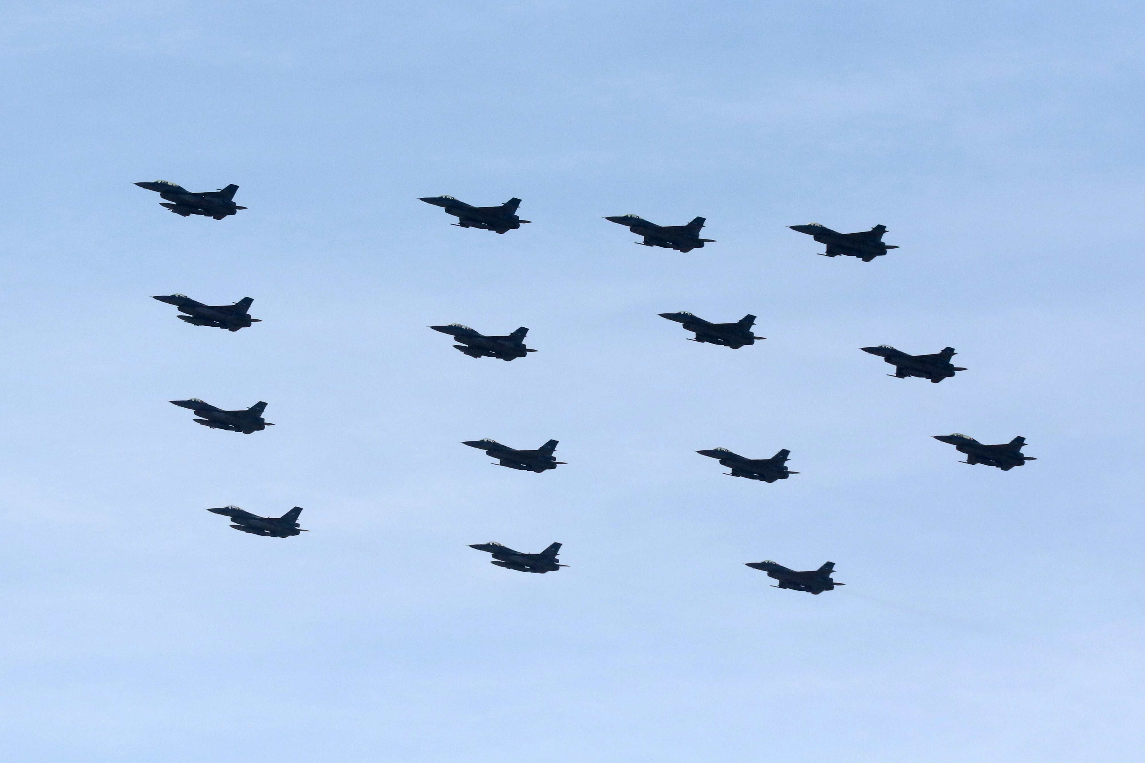 Pesawat Tempur F16 membentuk formasi saat gladi bersih Latihan Gabungan (Latgab) TNI Dharma Yudha 2019.