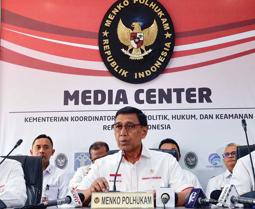 Menko Polhukam Wiranto berbicara kepada pers untuk merespons pro dan kontra terkait dengan pengesahan revisi UU KPK di Jakarta, kemarin. 