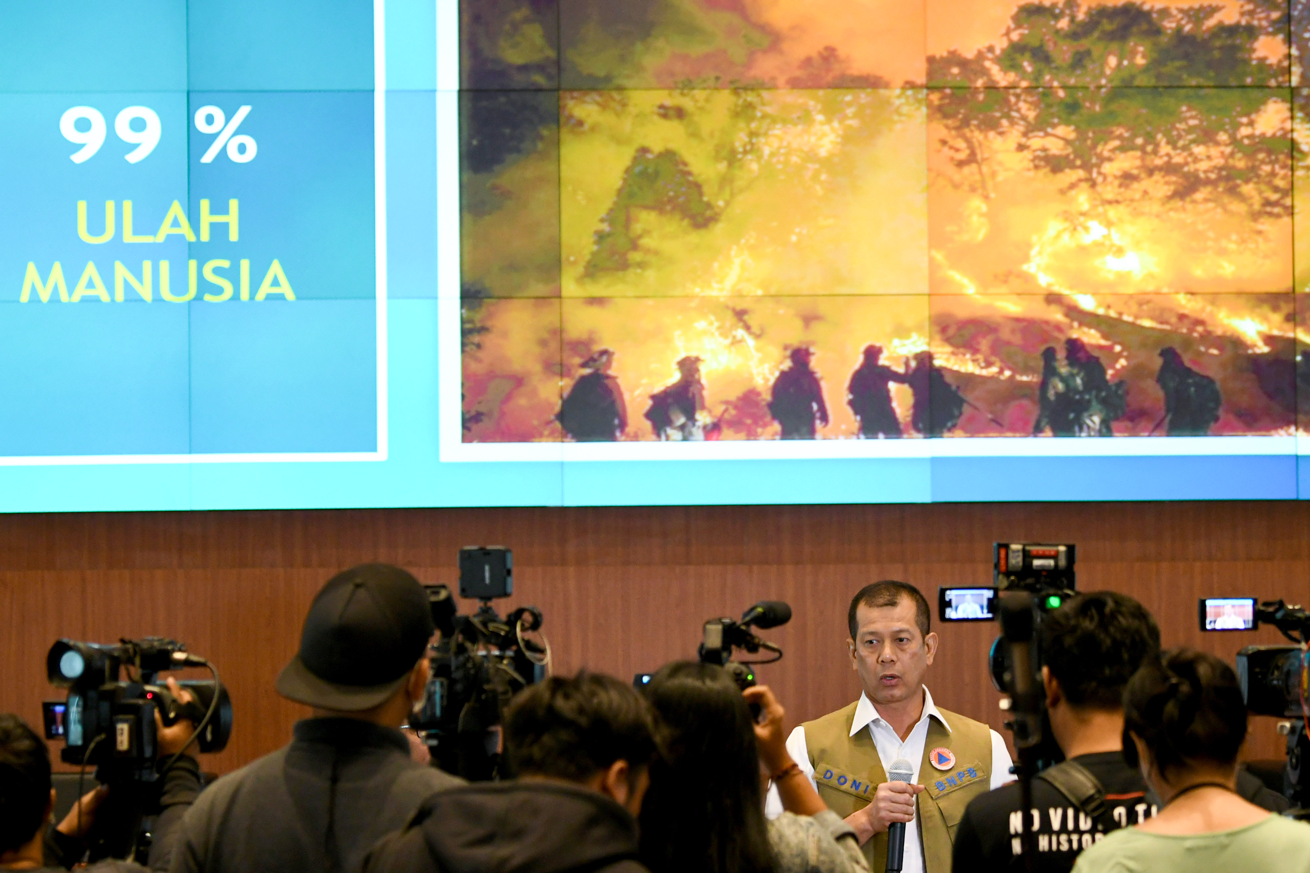 Kepala Badan Nasional Penanggulangan Bencana (BNPB) Doni Monardo memberi keterangan pers terkait upaya pemadaman Karhutla di kantor BNPB