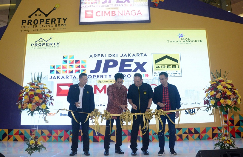 Ketua AREBI DKI Jakarta Clement Francis (kiri) dan Ketum DPP AREBI Lukas Bong (kedua kanan) saat membuka JPEx 2019, Selasa (3/9)