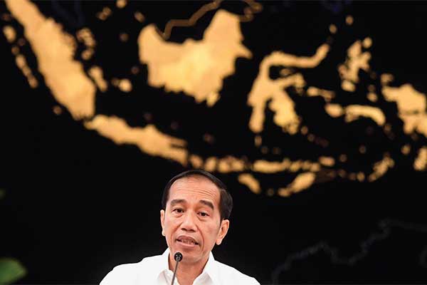 Presiden Joko Widodo menyampaikan keterangan terkait revisi UU KPK di Istana Negara, Jakarta, kemarin.