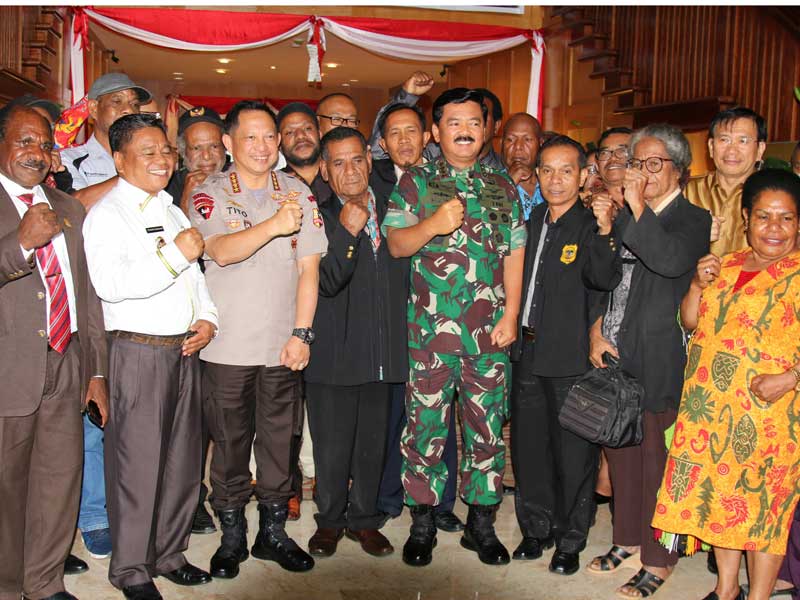Panglima TNI Marsekal TNI Hadi Tjahjanto (kelima kanan), Kapolri Jenderal Pol Tito Karnavian bersama tokoh masyarakat Mimika dan Jayawijaya.