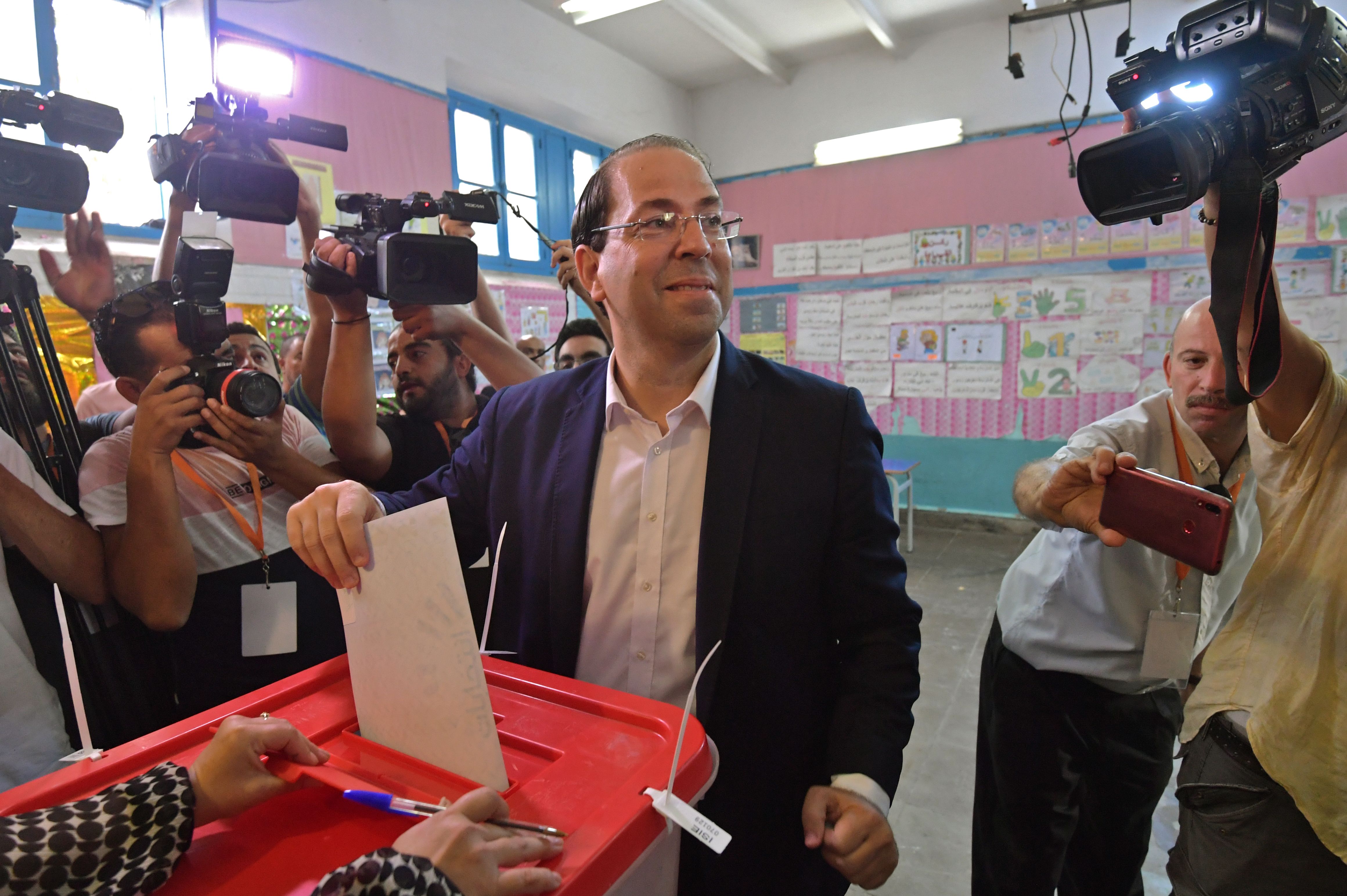Perdana Menteri Tunisia Youssef Chahed memberikan suara untuk pemilihan presiden di tempat pemungutan suara di La Marsa di pinggiran ibukota
