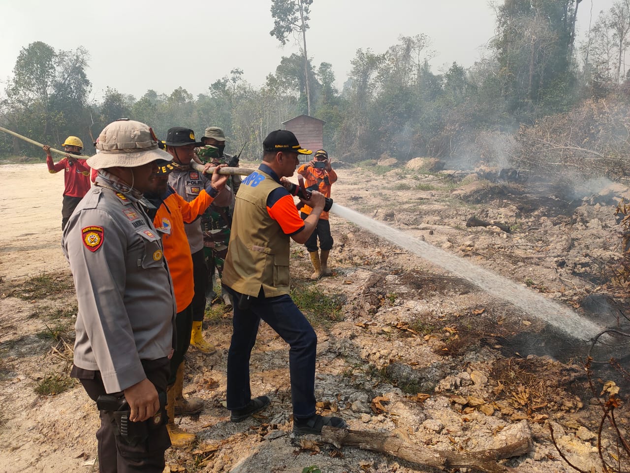 Kepala BNPB Doni Monardo melakukan pengboman air langsung di Pekanbaru