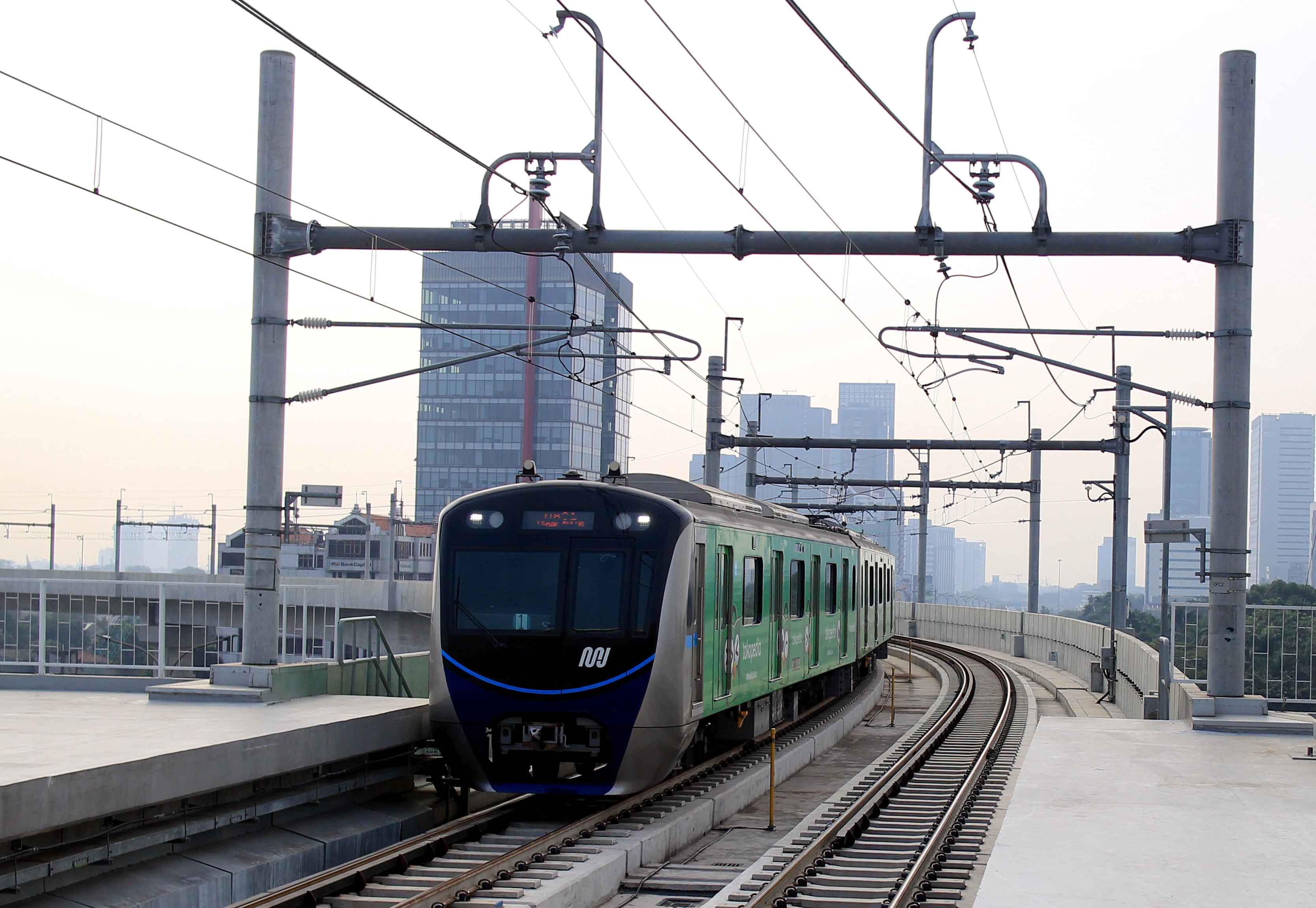 Moda Raya Terpadu (MRT) melintas memasuki Stasiun Fatmawati, Jakarta