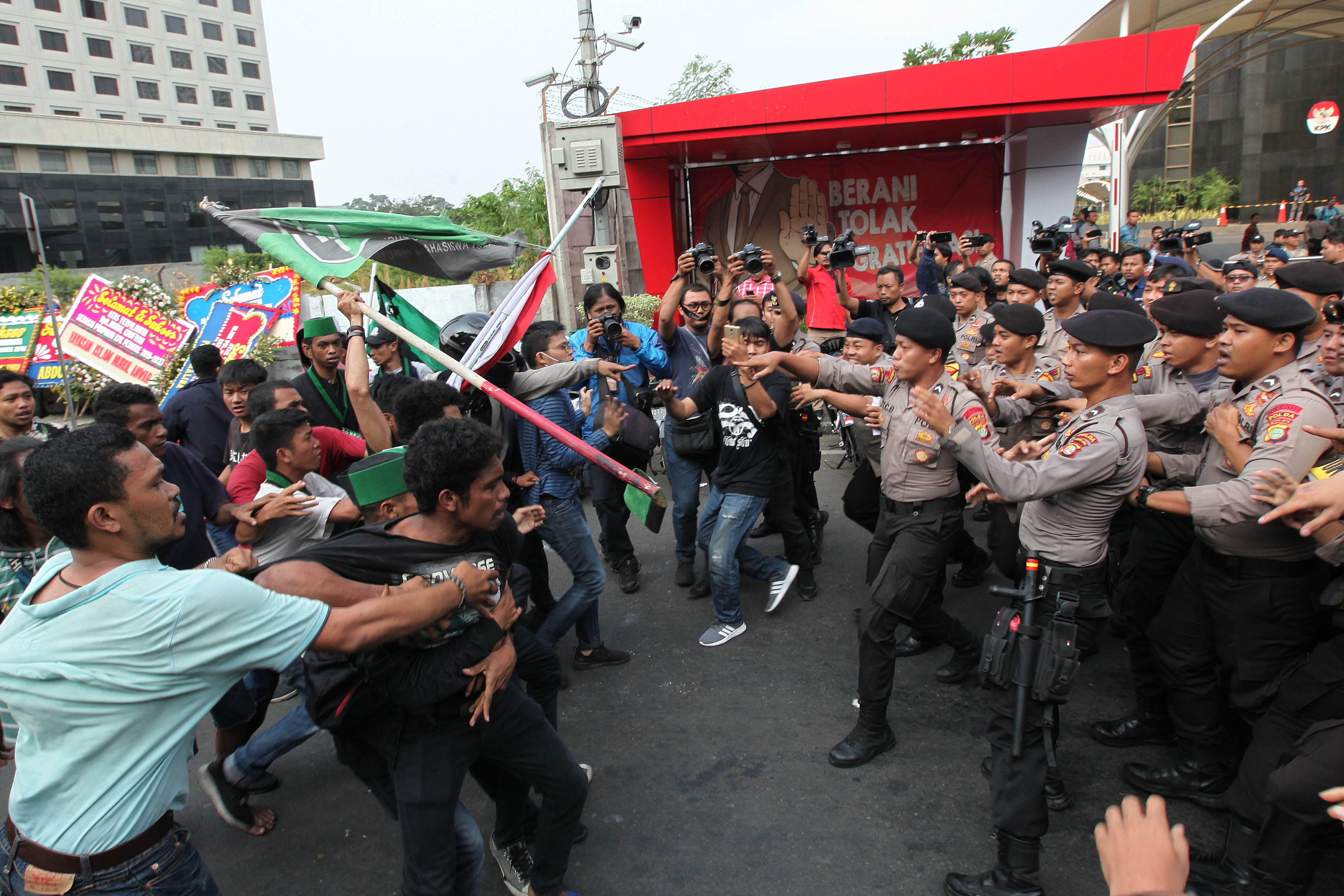  Massa dari Himpunan Mahasiswa Islam (HMI) dihalau petugas saat melakukan aksi damai di depan Gedung Komisi Pemberantasan Korupsi (KPK)
