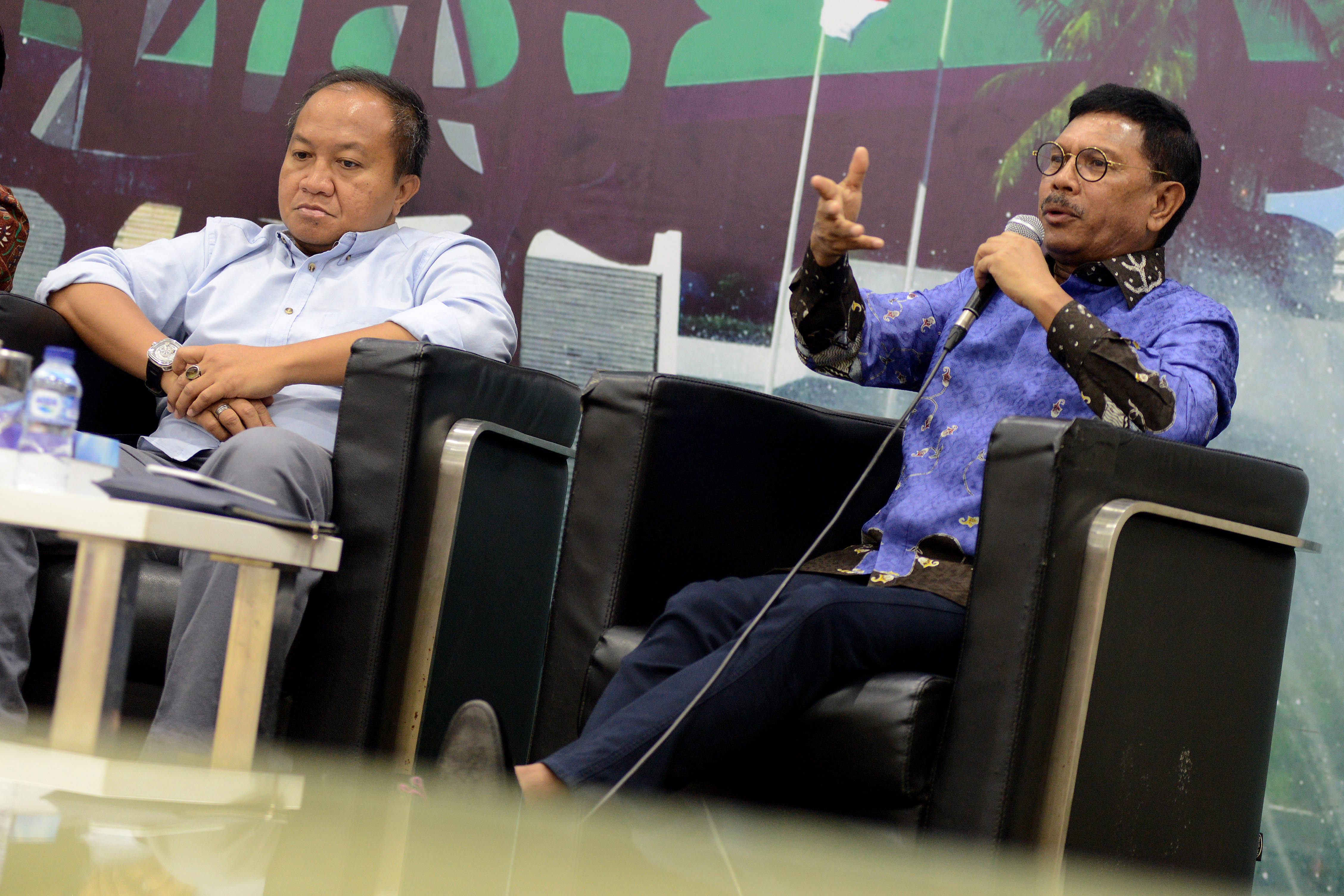  Ketua Fraksi NasDem DPR RI Johnny G Plate (kanan)