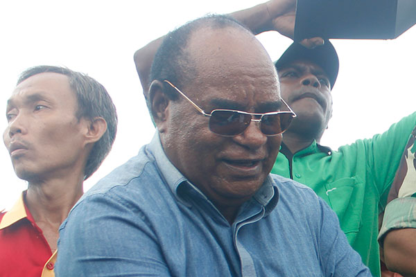 Wali Kota Sorong Lambert Jitmau