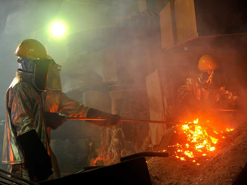 Pekerja melakukan peleburan biji nikel di Unit Bisnis Pertambangan Nikel (UBPN) Sultra PT ANTAM di Kolaka
