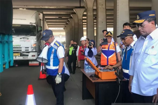 Menteri Perhubungan Budi Karya Sumadi saat meninjau alat uji muatan atau weigh in motion (WIM) di tol Jakarta-Cikampek, Minggu. 