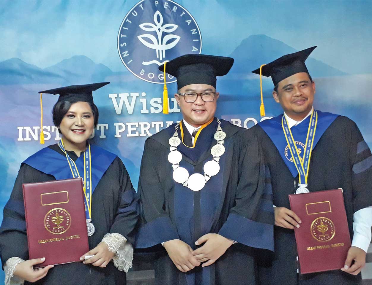 Putri Presiden Joko Widodo, Kahiyang Ayu (kiri), dan suaminya, Bobby Nasution (kanan), foto bersama dengan Rektor IPB Arif Satria .
