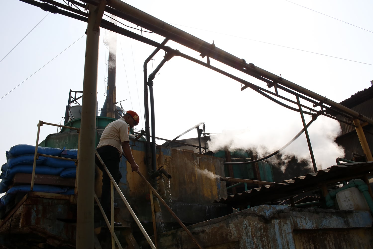 Petugas Polsus Dinas Lingkungan Hidup DKI Jakarta melakukan sidak di PT Mahkota Indonesia, Cakung, Jakarta, Kamis (8/8)