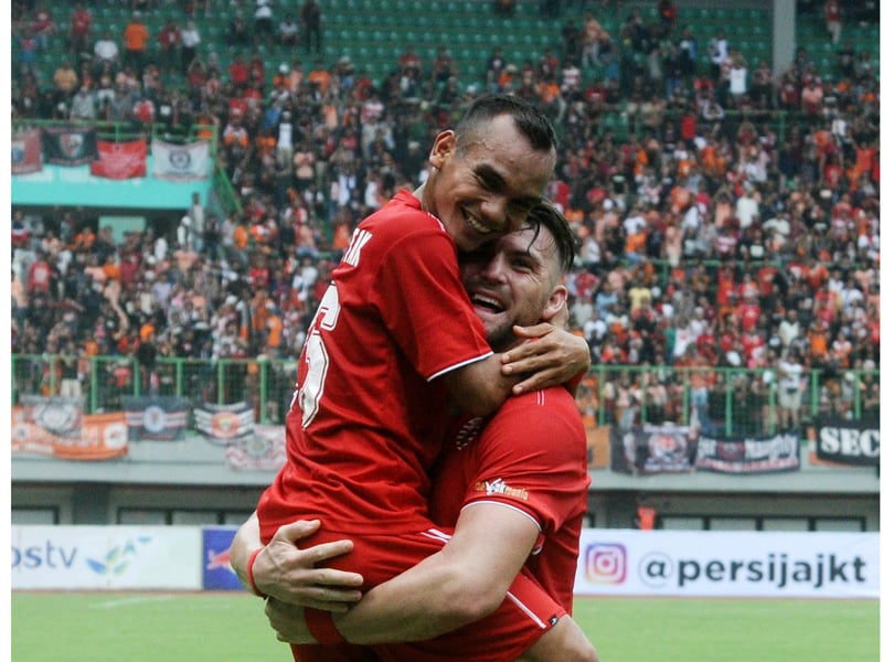 Penyerang Persija Marko Simic kala merayakan golnya bersama Riko Simanjuntak