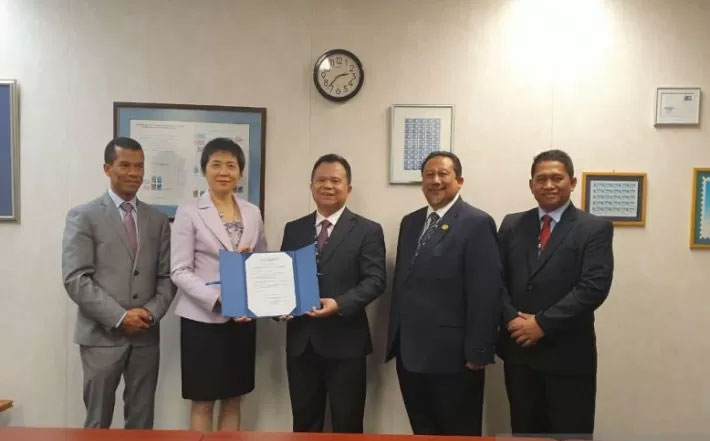 Direktur Jenderal Imigrasi Ronny F. Sompie menerima Sertifikat Public Key Directory (PKD) dari International Civil Aviation Organization 