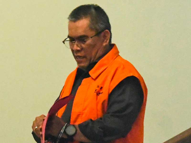 Bupati Muara Enim Ahmad Yani berjalan seusai menjalani pemeriksaan di Gedung KPK Merah Putih, Jakarta.