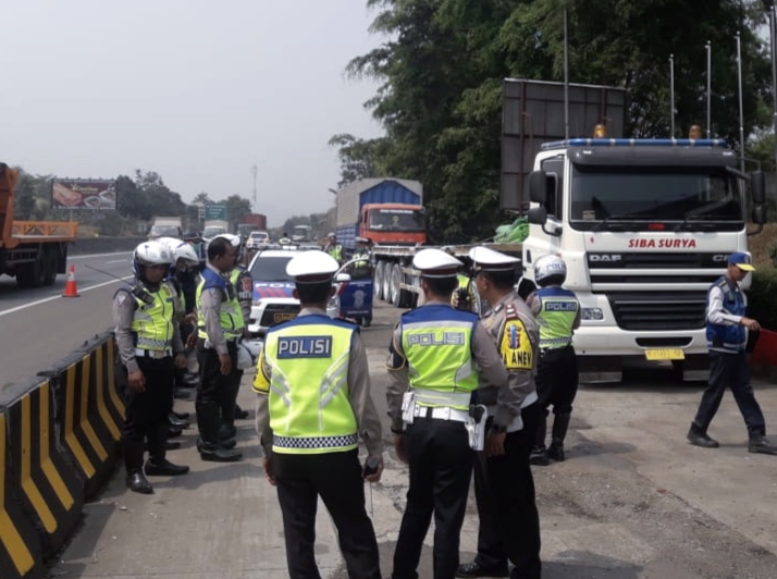  Satlantas Polres Cimahi gelar operasi kelaikan kendaraan angkutan berat yang kelebihan muatan di Tol Cipularang Km 121 Padalarang.