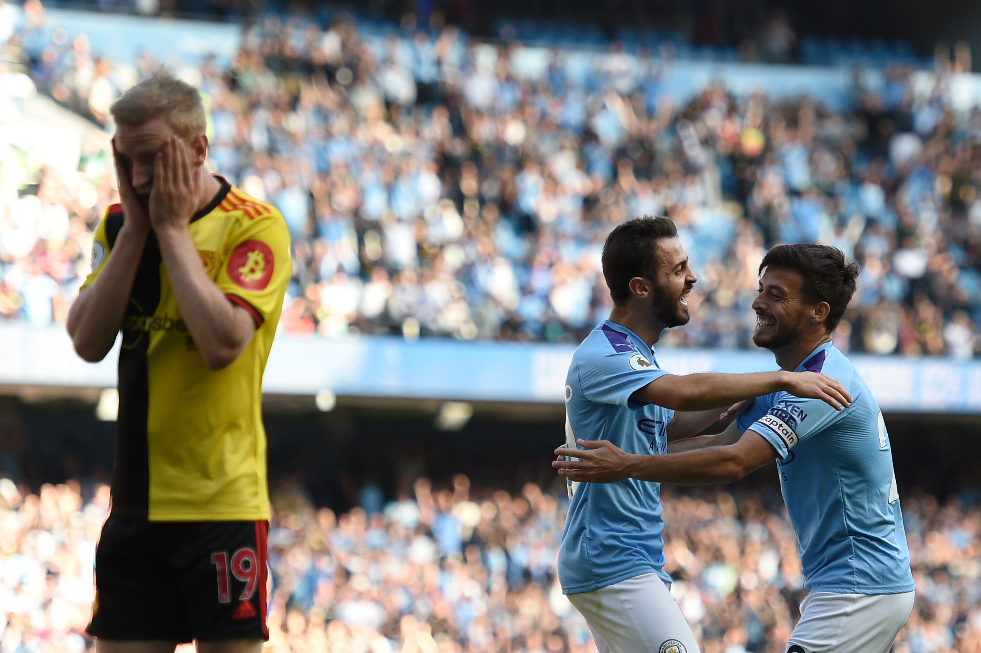  Bernardo Silva dan David Silva saat merayakan kemenangan Manchester City 8-0 atas Watford