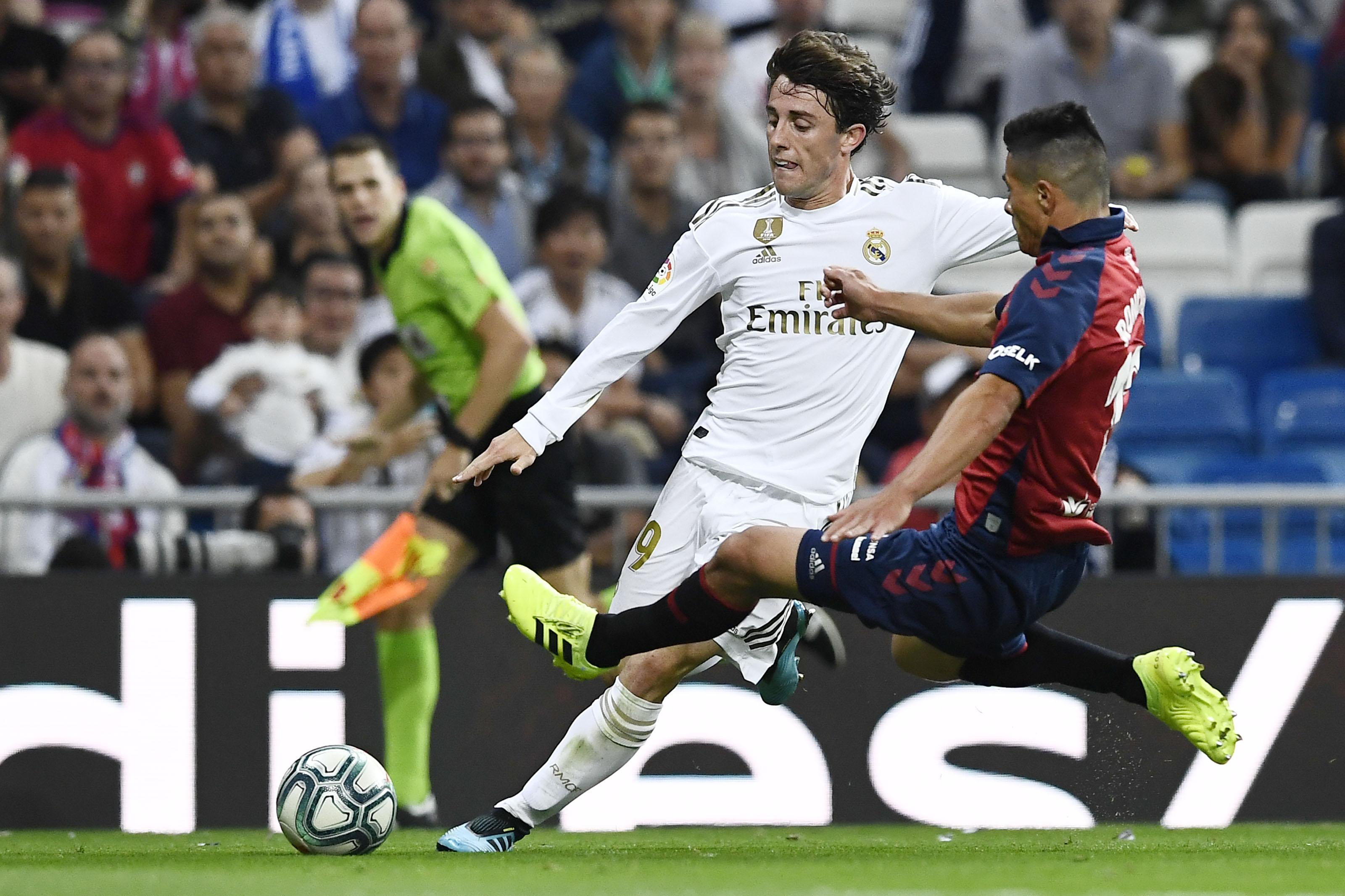 Bek Real Madrid Spanyol Alvaro Odriozola (kiri) bersaing dengan bek Argentina Osasuna Facundo Roncaglia selama pertandingan liga spanyol