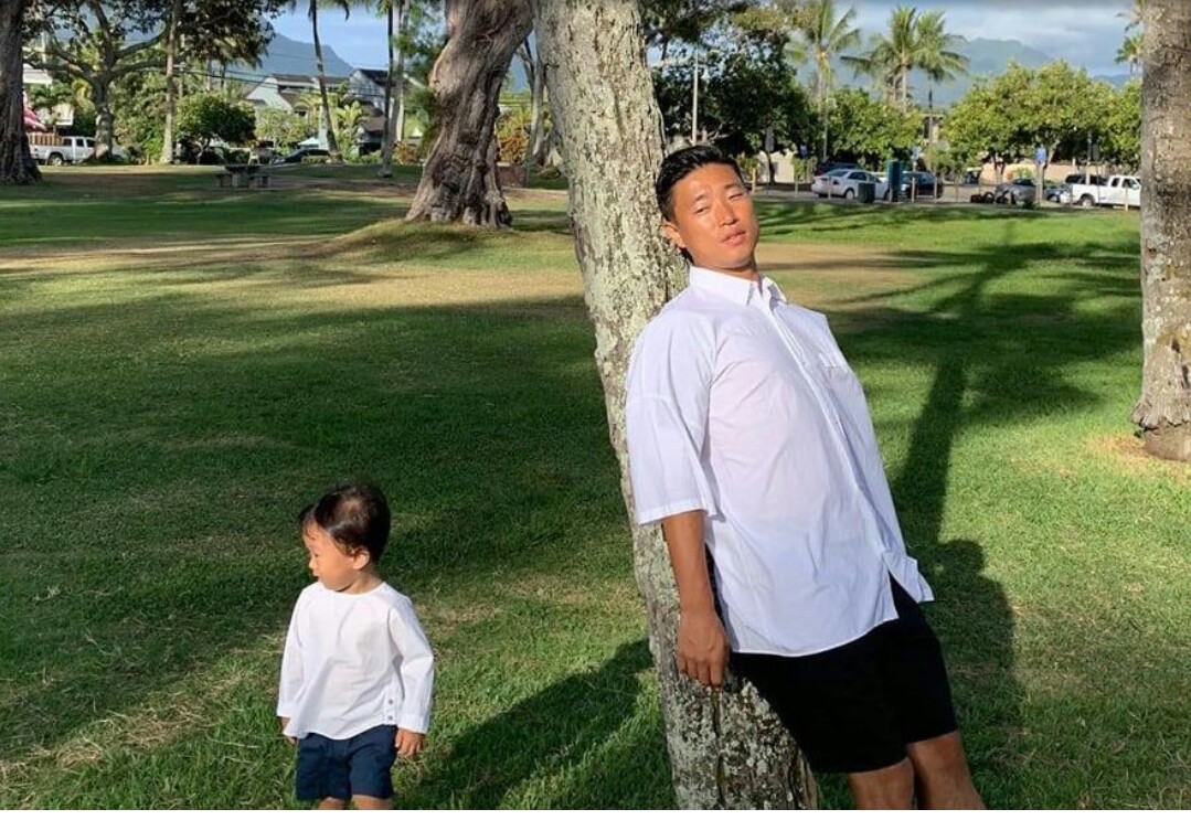 Kang Gary menikmati perannya sebagai seorang ayah, bersama anak lelakinya. 