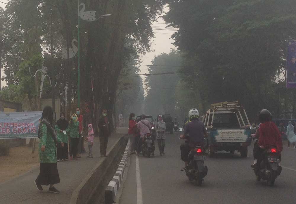 Kabut asap tebal menyelimut Kota Jambi. Pemprov Jambi mengeluarkan perintah meliburkan anak sekolah selama dua hari. 