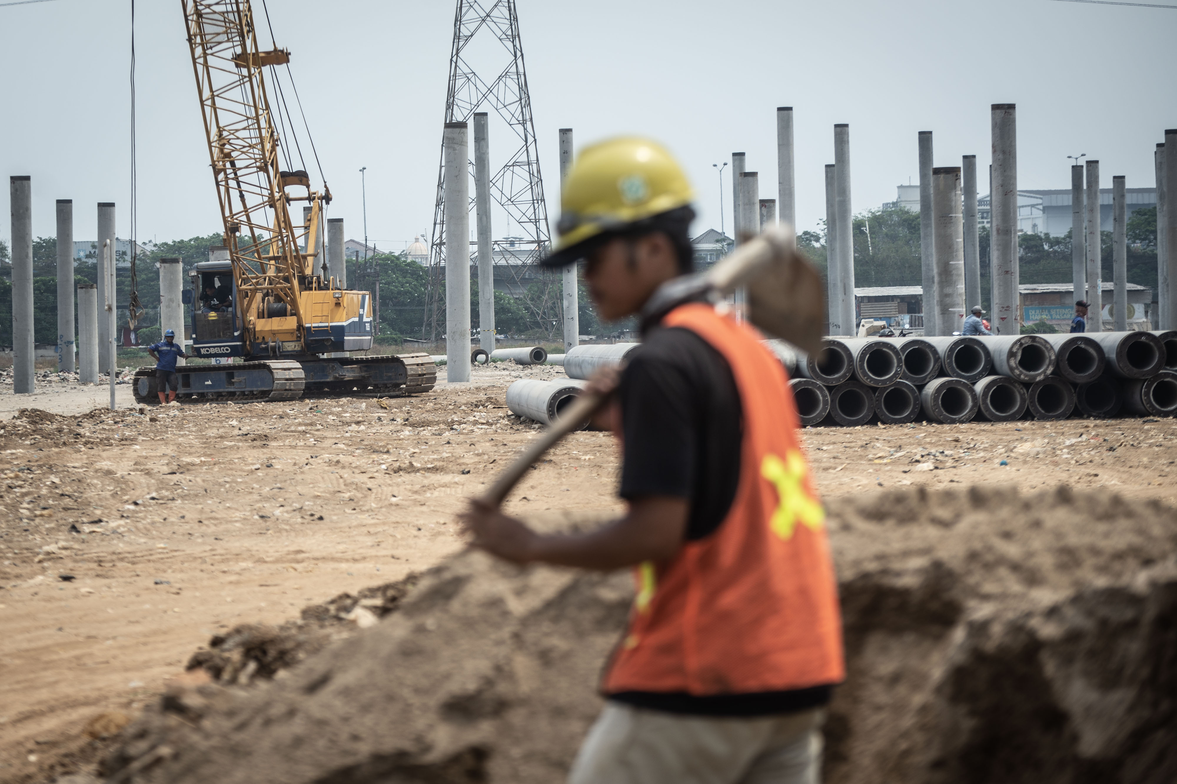 Seorang pekerja tampak di lokasi proyek pembangunan Jakarta International Stadium (JIS) atau Stadion BMW. 