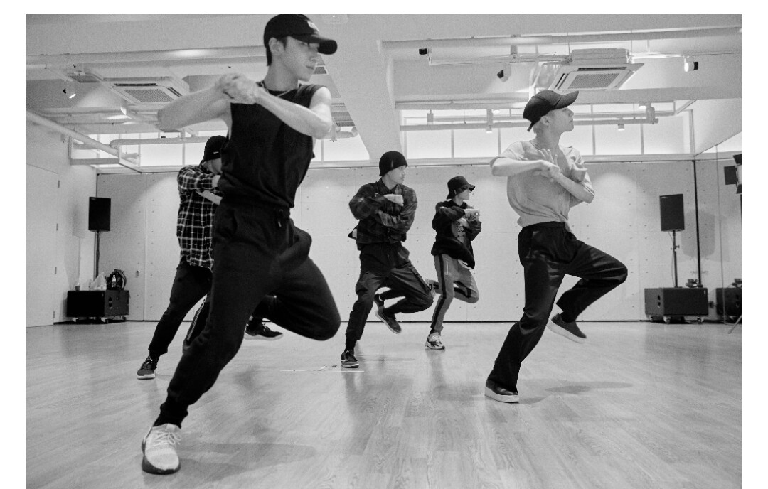 SuperM sedang berlatih menari