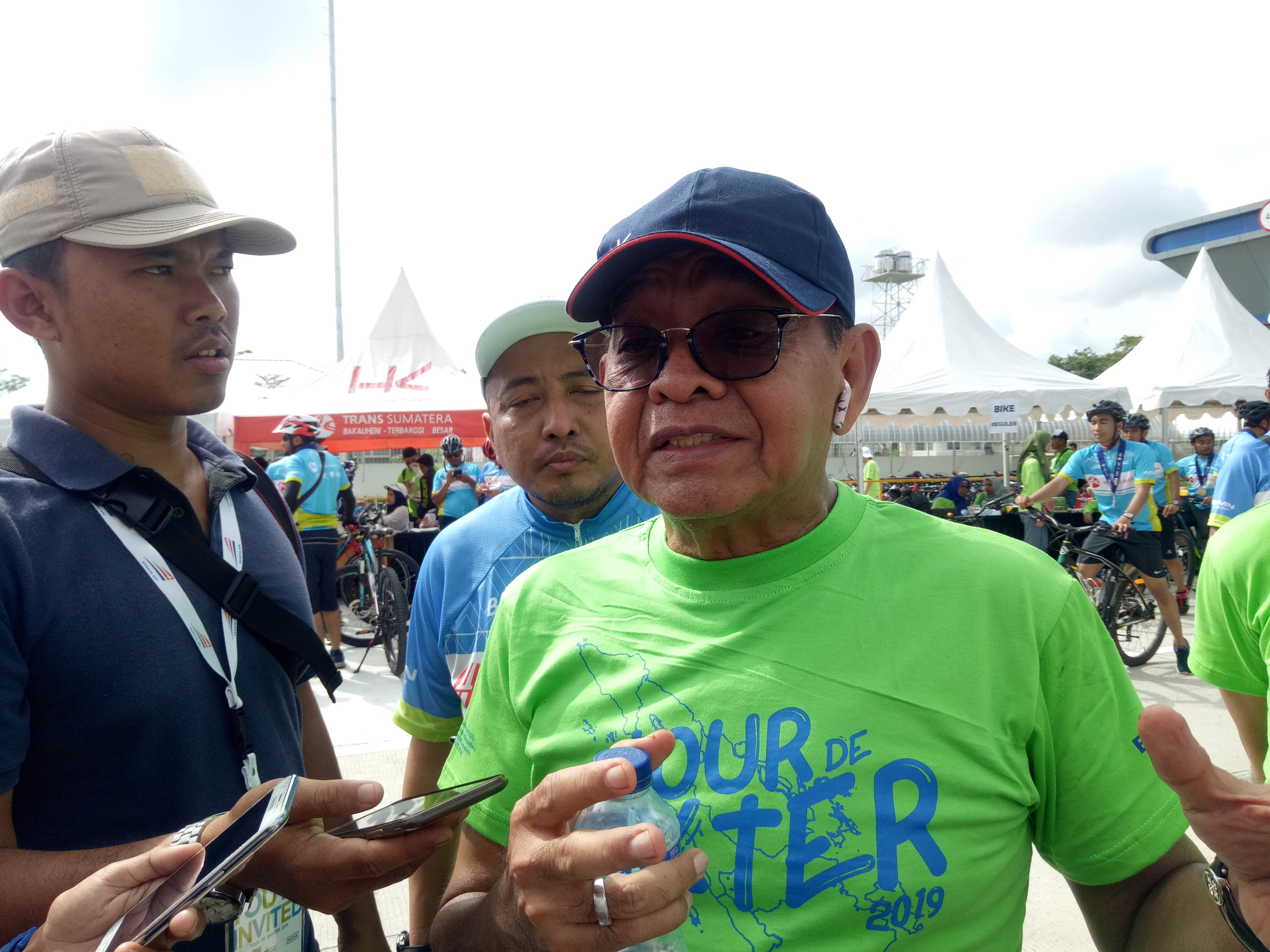 Direktur Utama PT Hutama Karya (Persero) Bintang Perbowo (baju hijau)