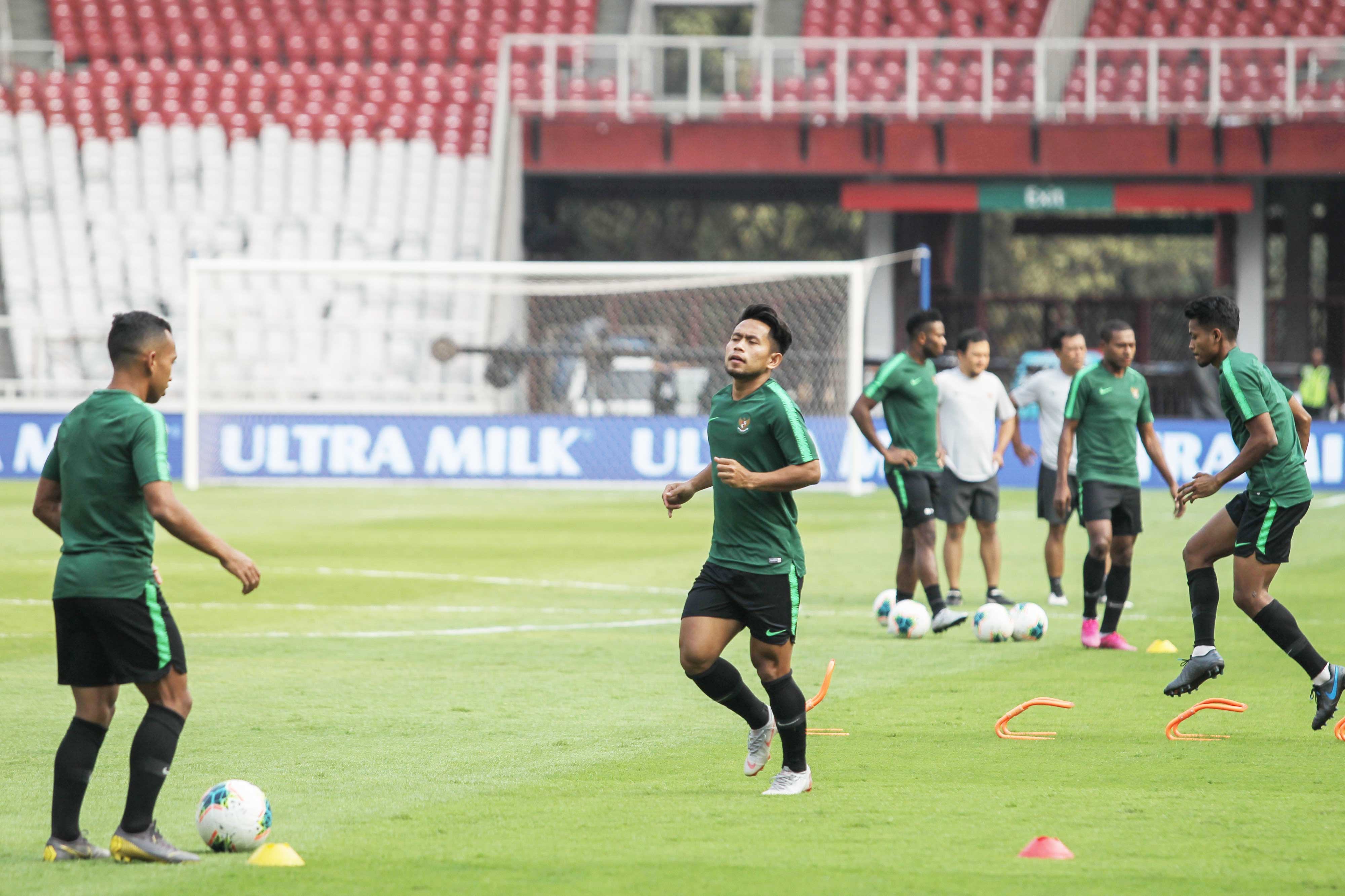 Penyerang timnas Indonesia Andik Vermansyah (tengah) mengikuti sesi latihan resmi di Stadion Utama Gelora Bung Karno, Senayan, Jakarta, Seni