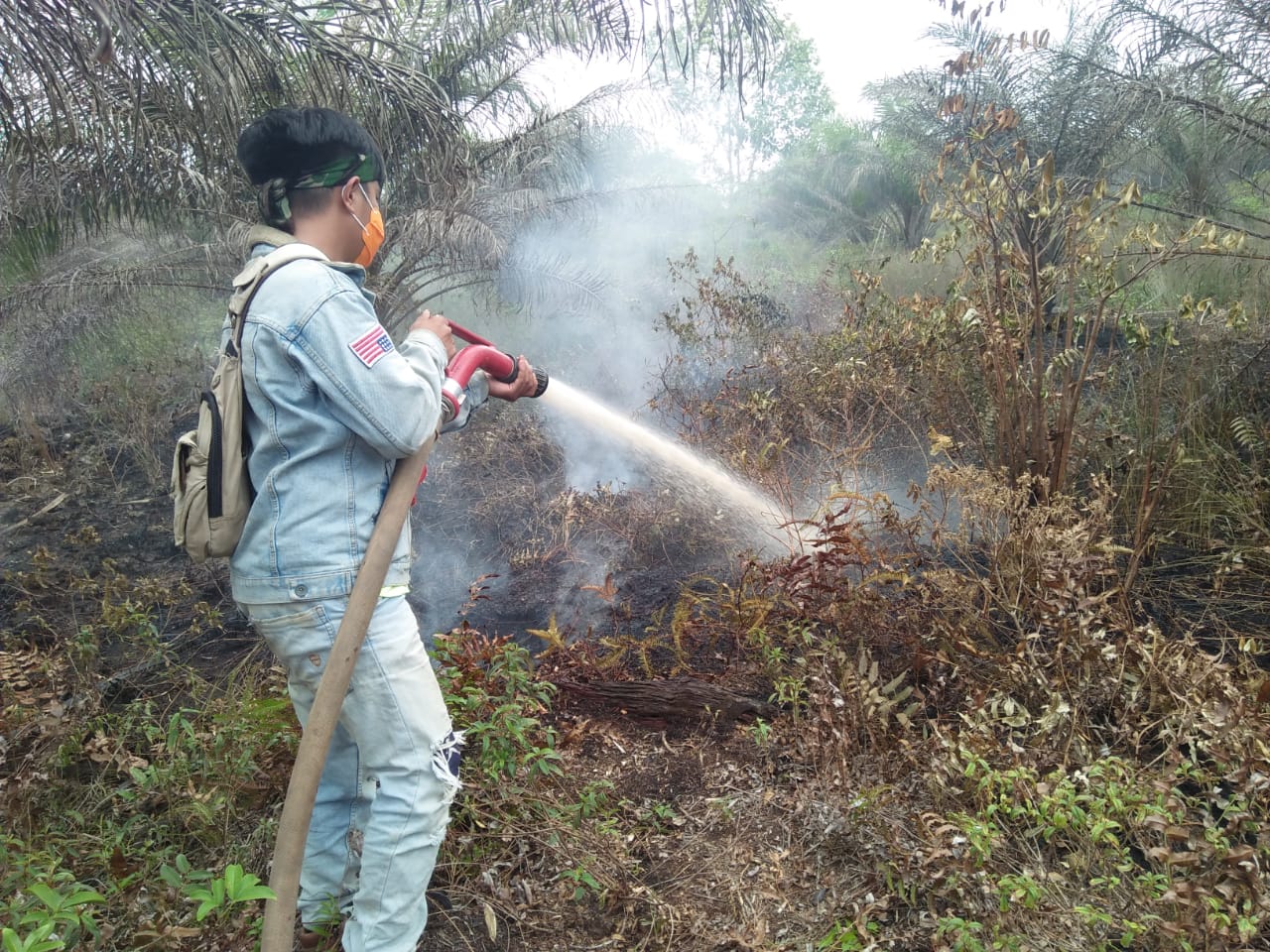 Pemuda dan masyarakat Sumsel ikut turun langusng memadamkan karhutla